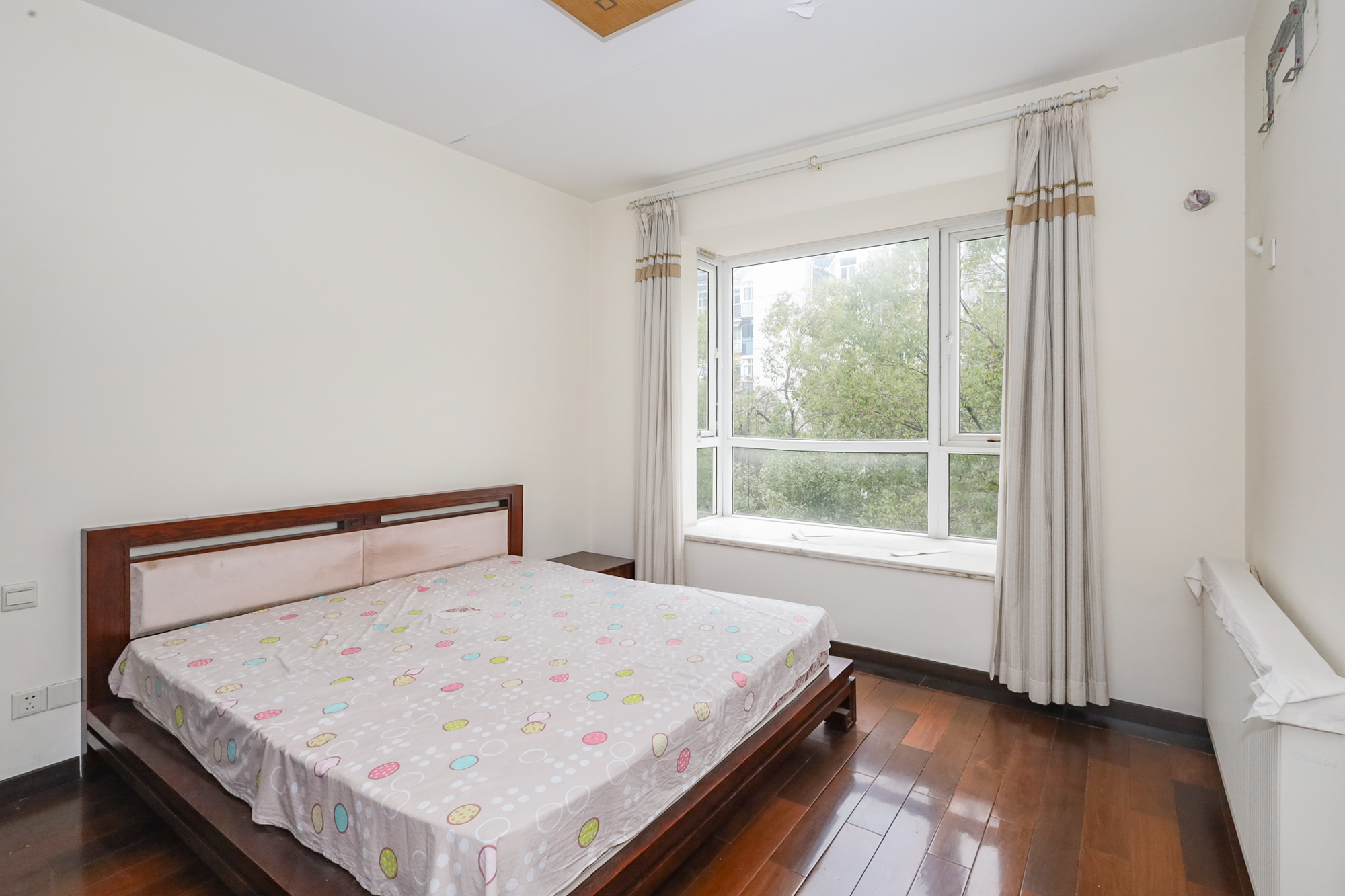 八方小区A区  4室2厅2卫    508.0万卧室