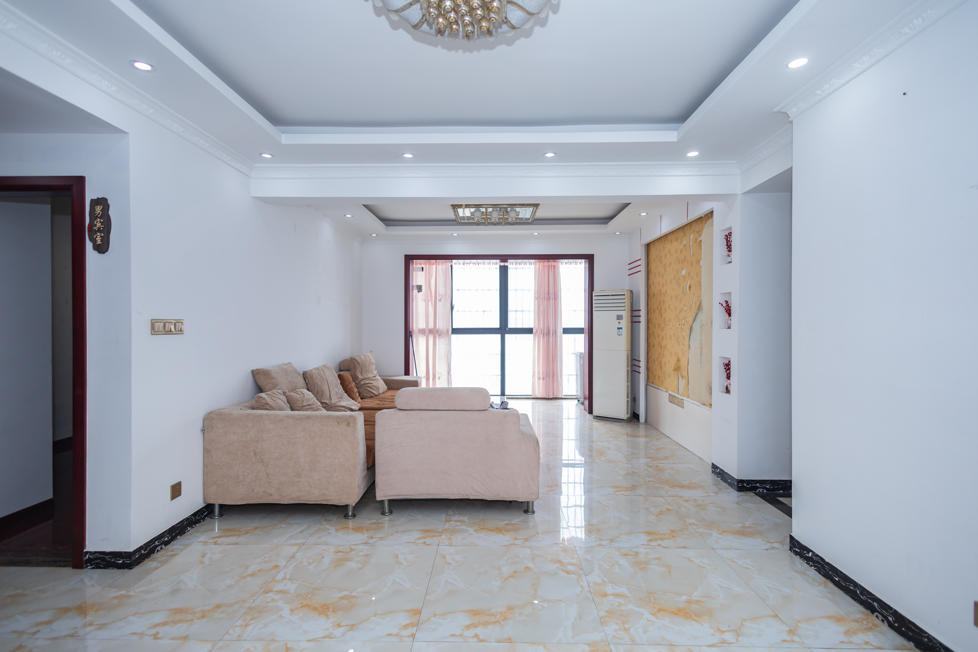 尚都花园城 4室2厅1卫 96.0万 尚都花园城 4室2厅1卫 96.0万客厅