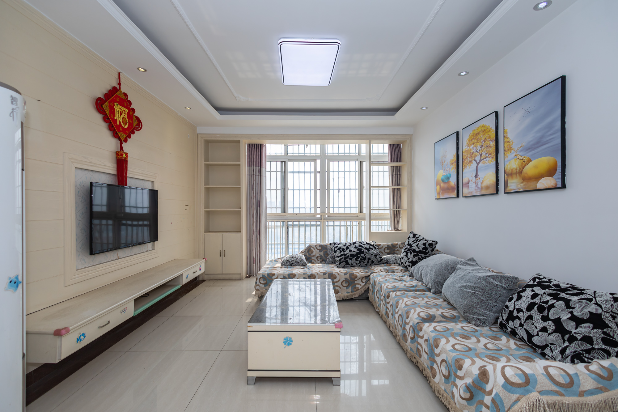 楚天世纪城东苑  3室2厅2卫    69.0万客厅