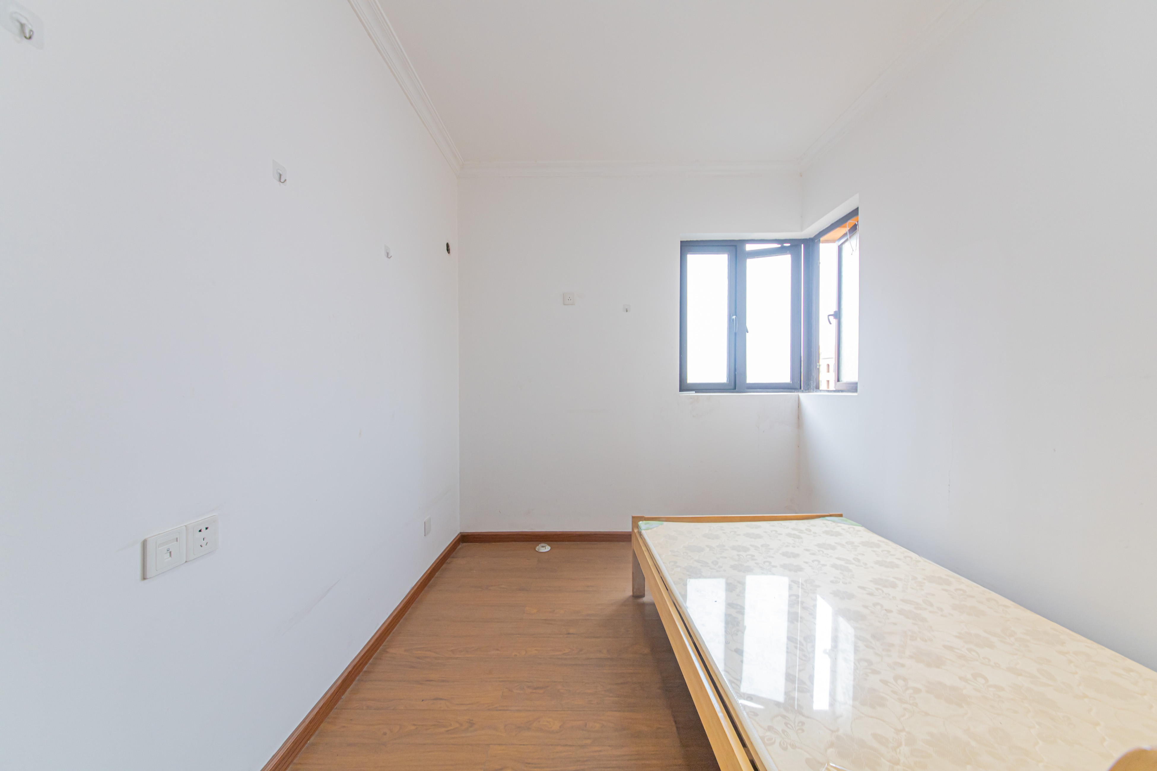 中信凯旋蓝岸(中信新城三期)  3室2厅1卫    45.0万 中信凯旋蓝岸(中信新城三期)  3室2厅1卫    45.0万卧室