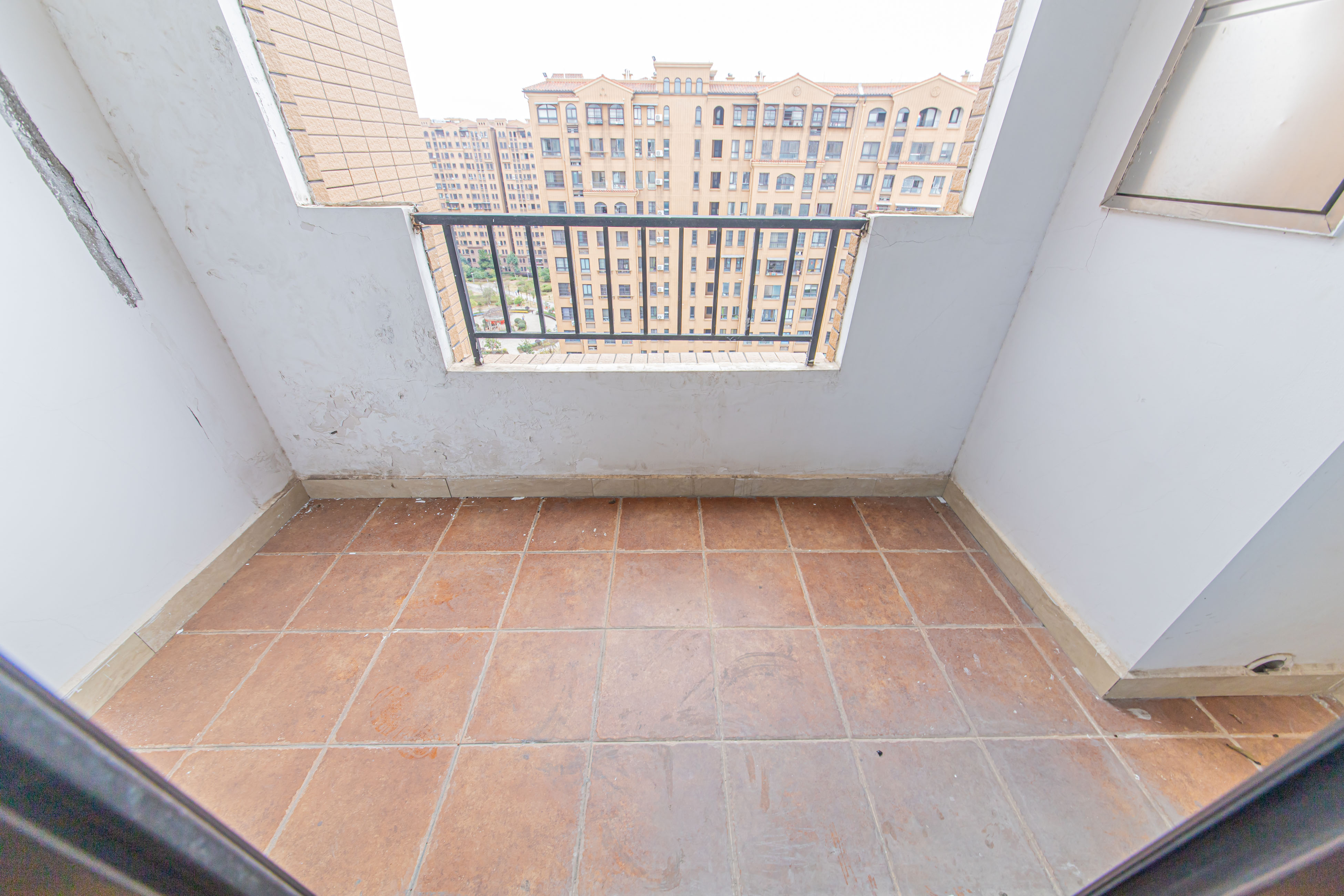 中信凯旋蓝岸(中信新城三期)  3室2厅1卫    45.0万 中信凯旋蓝岸(中信新城三期)  3室2厅1卫    45.0万阳台