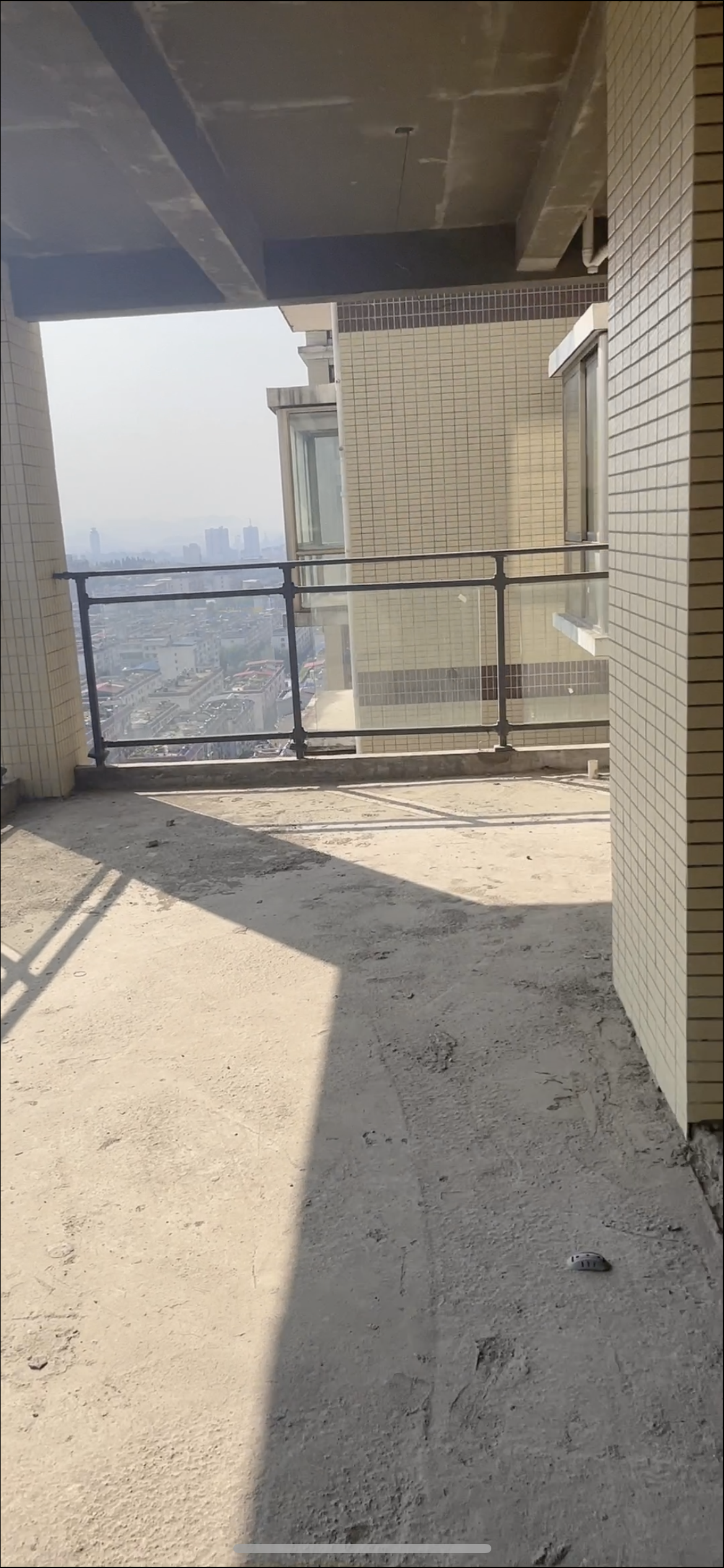 财苑小区  5室2厅2卫   178.00万客厅