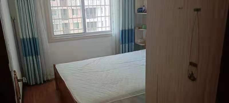 香山红叶  3室2厅2卫   71.00万卧室