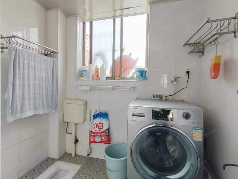 汇金名苑  3室2厅2卫   35.00万客厅