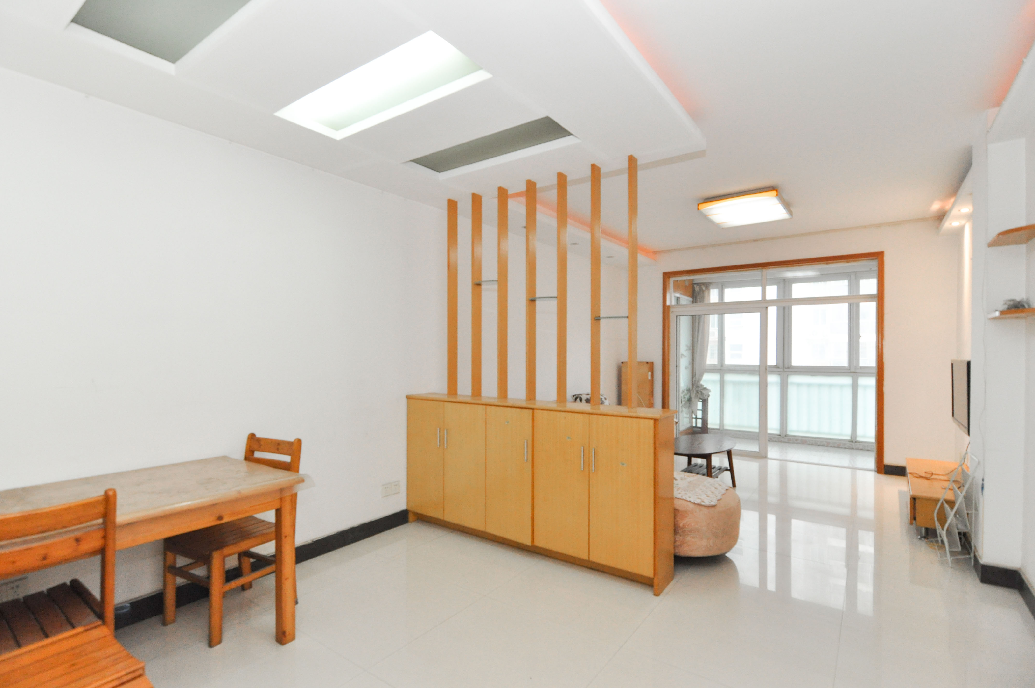 嘉逸名庭  2室2厅2卫   102.00万客厅