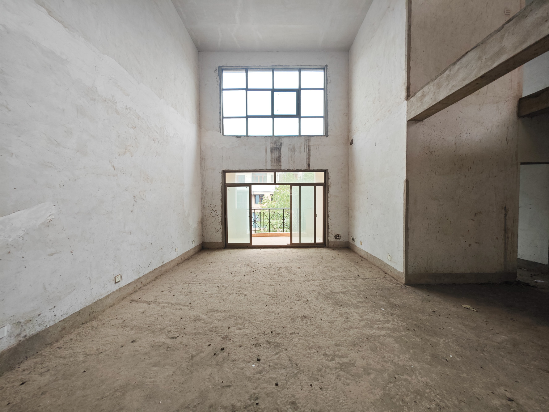 和顺苑(省公安厅单位房)  8室3厅4卫    420.0万 和顺苑(省公安厅单位房)  8室3厅4卫    420.0万客厅