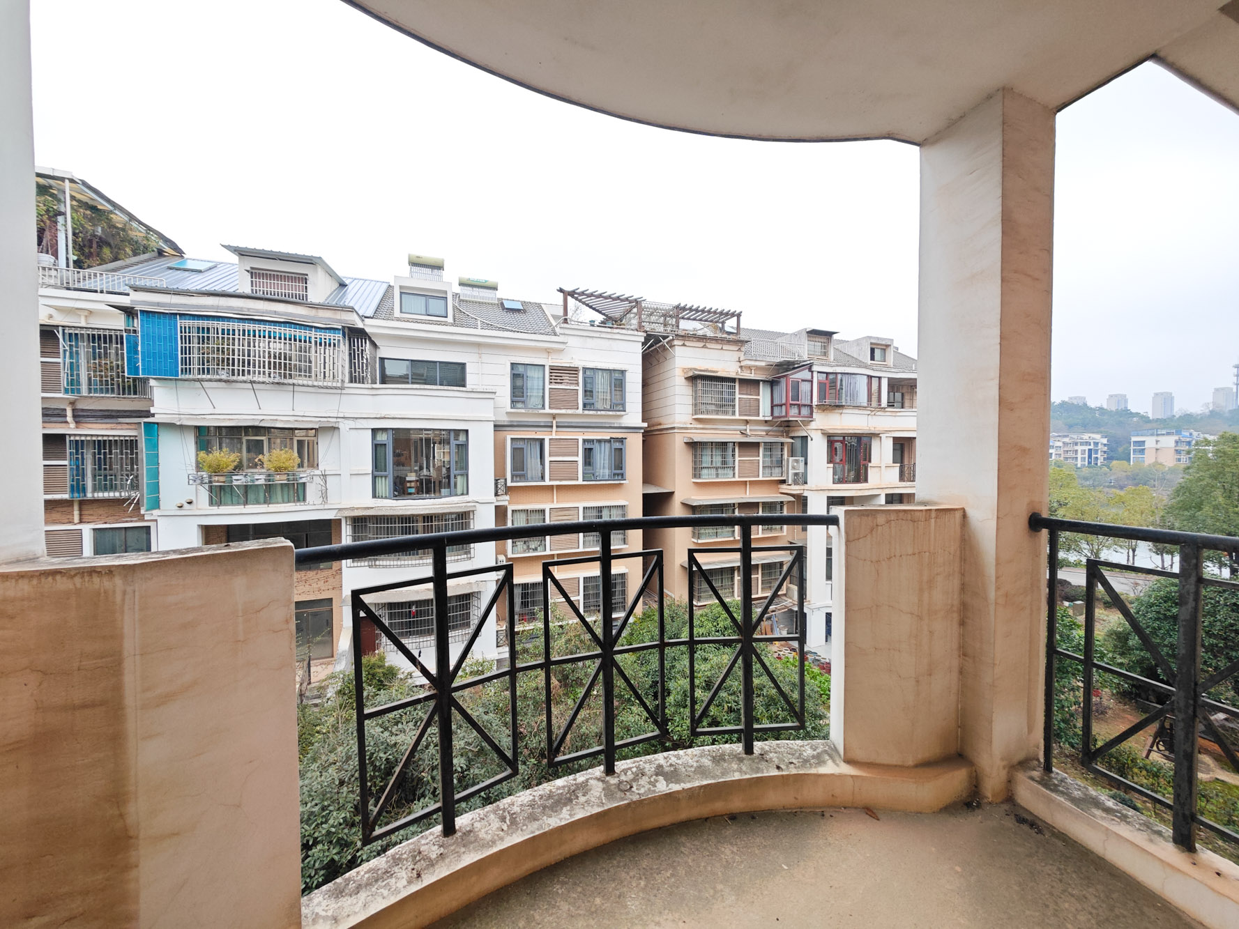 和顺苑(省公安厅单位房)  8室3厅4卫    420.0万 和顺苑(省公安厅单位房)  8室3厅4卫    420.0万阳台