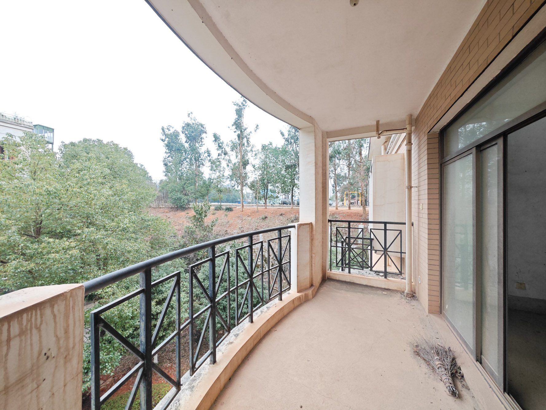 和顺苑(省公安厅单位房)  8室3厅4卫    420.0万 和顺苑(省公安厅单位房)  8室3厅4卫    420.0万阳台