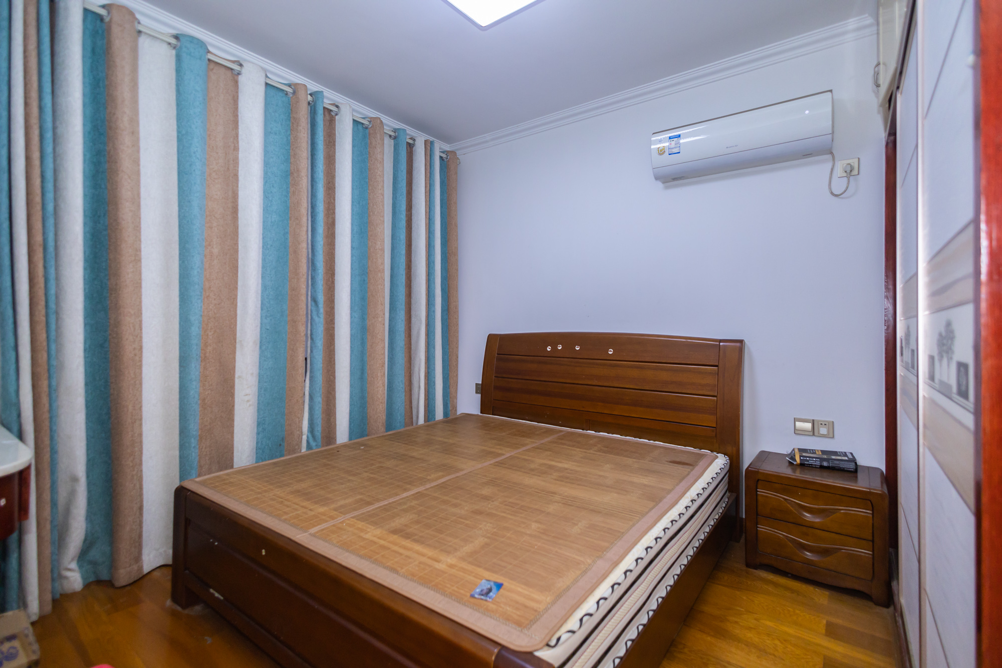 华润五彩城 3室2厅1卫 71.5万 华润五彩城 3室2厅1卫 71.5万卧室