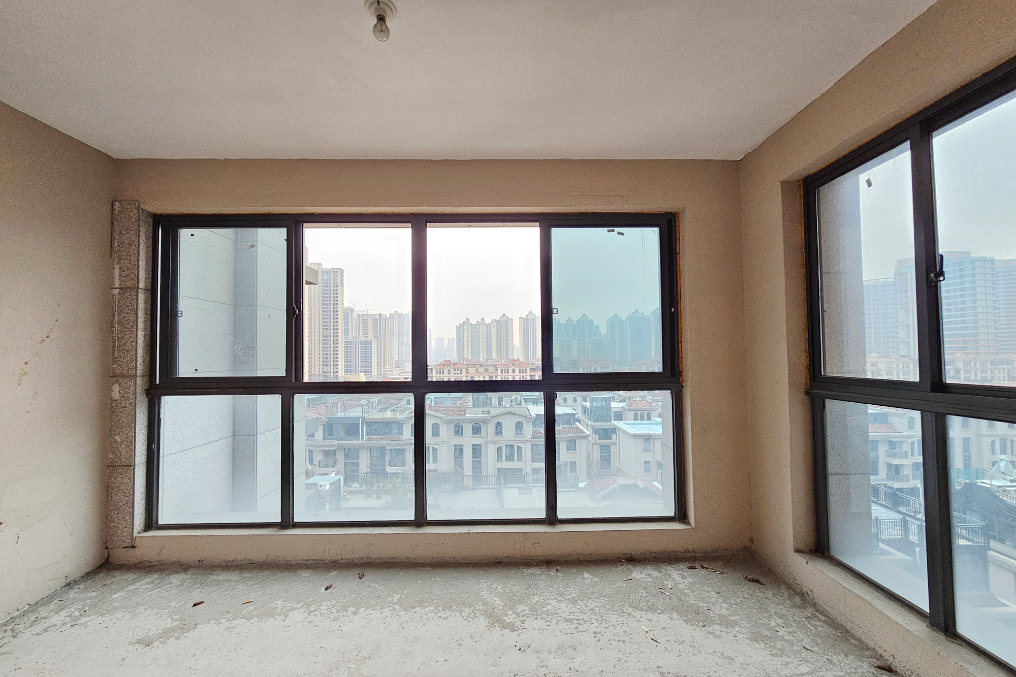 明昇壹城（明昇时代广场）一期  4室2厅2卫   275.00万阳台