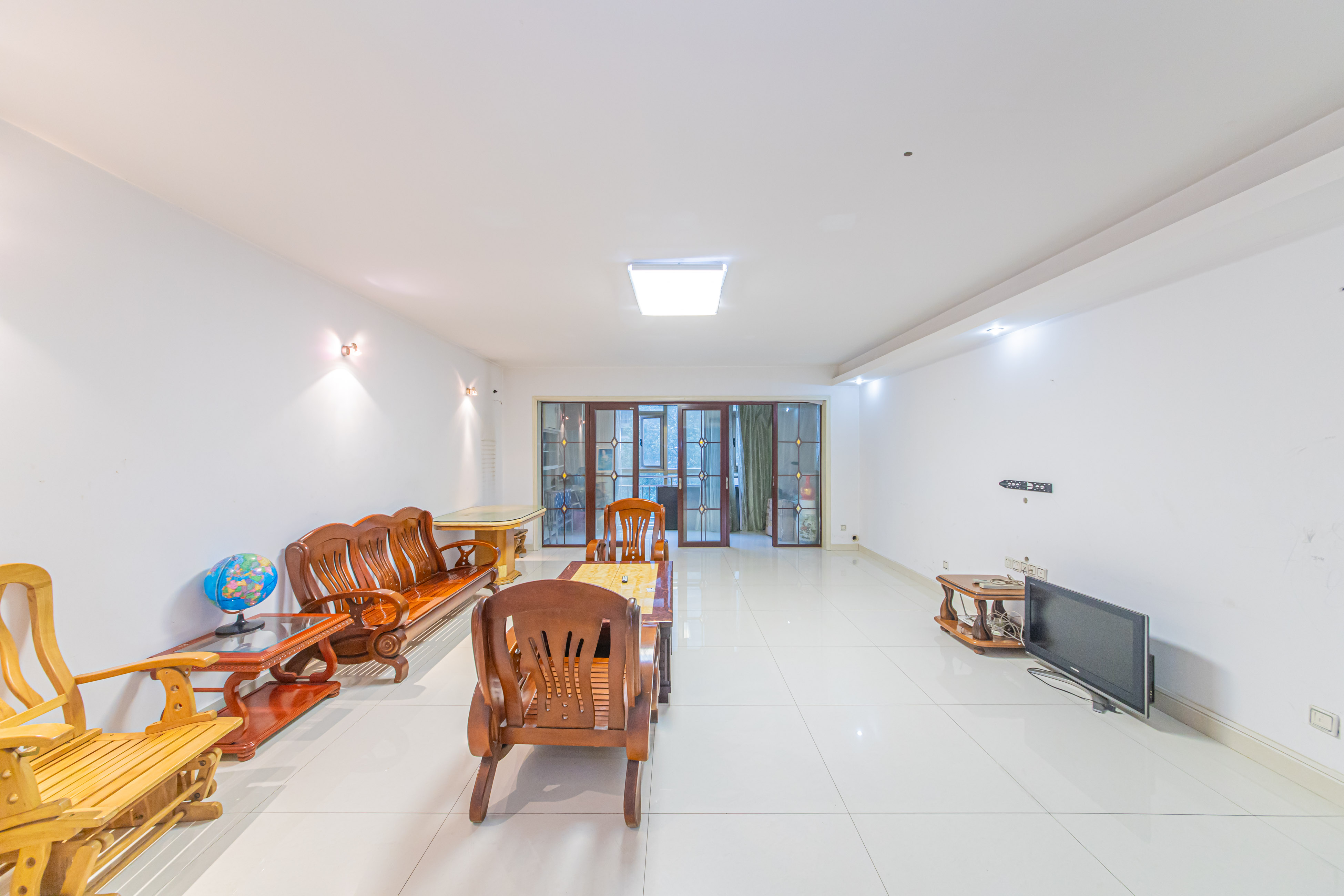 和合园(和桂园) 5室2厅1卫 323.0万 和合园(和桂园) 5室2厅1卫 323.0万客厅