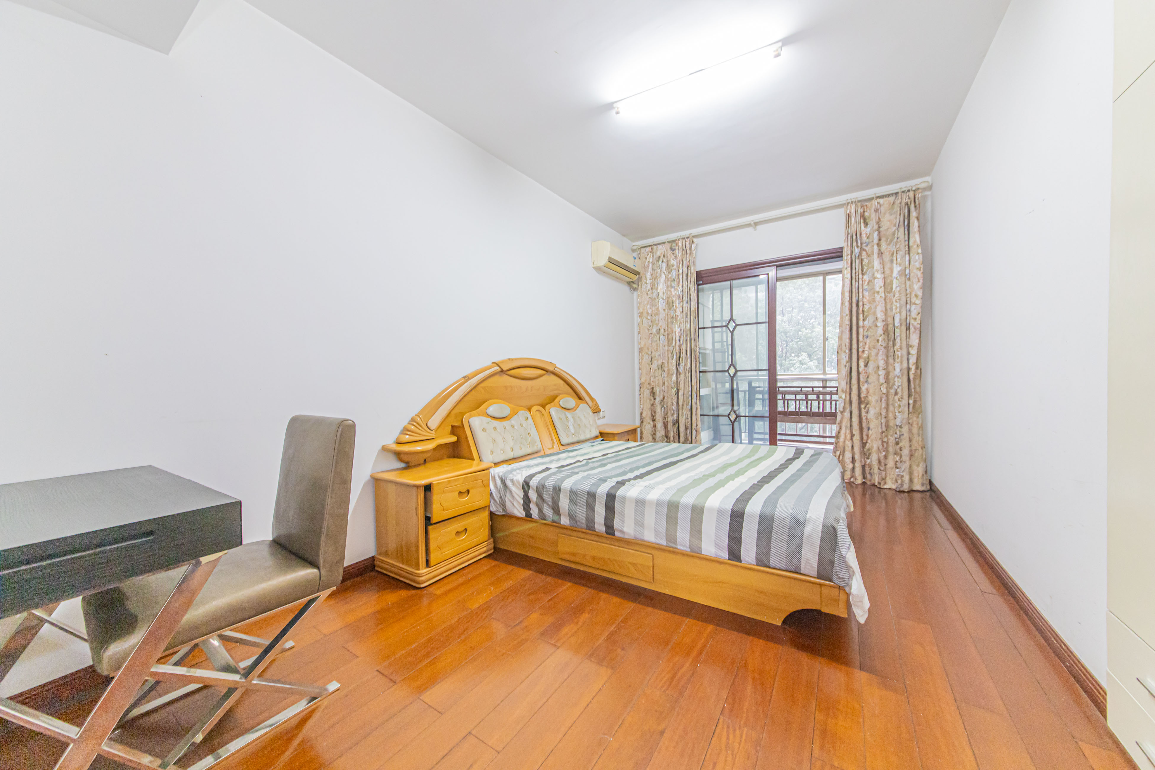 和合园(和桂园) 5室2厅1卫 323.0万 和合园(和桂园) 5室2厅1卫 323.0万卧室