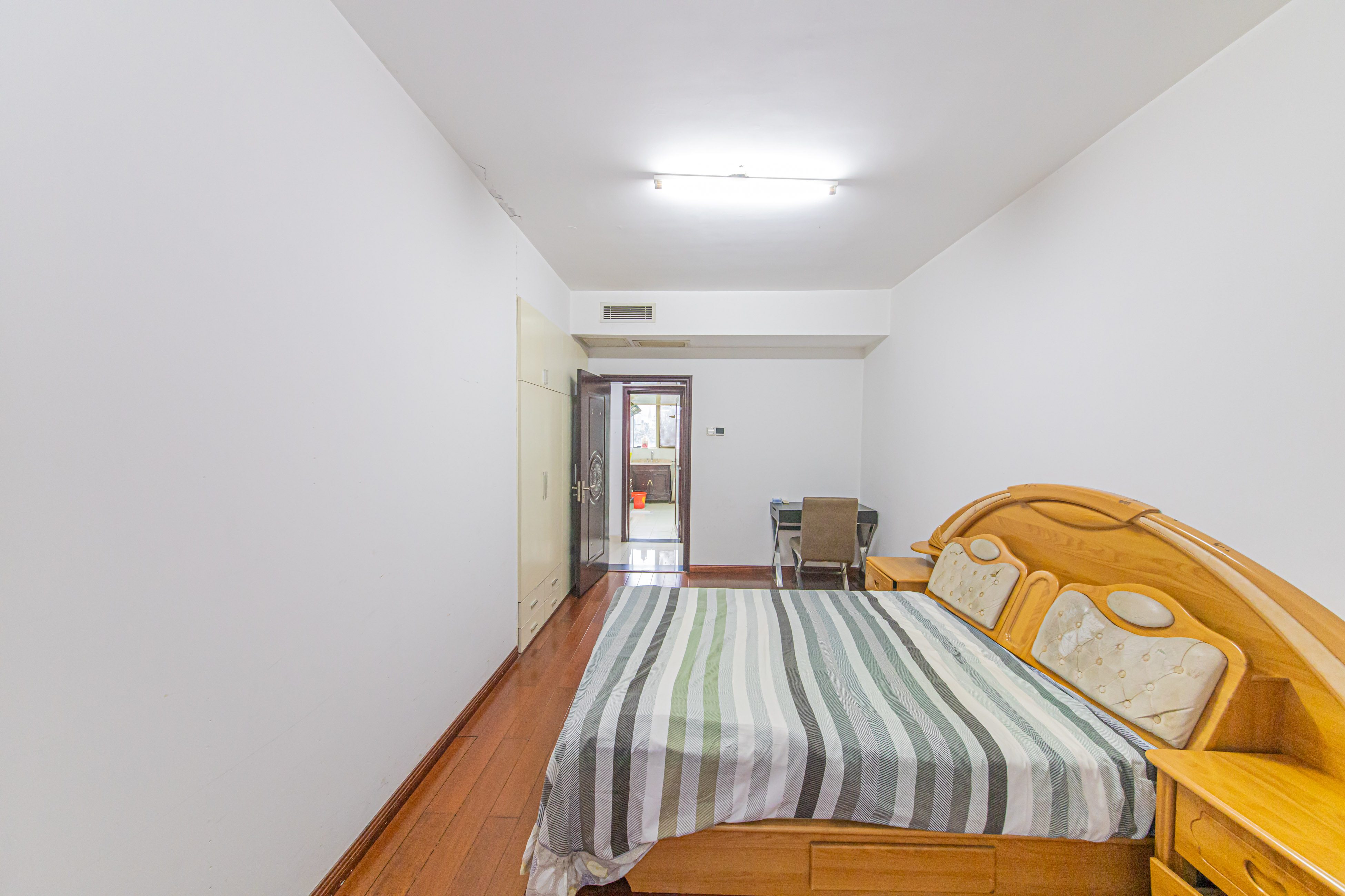 和合园(和桂园) 5室2厅1卫 323.0万 和合园(和桂园) 5室2厅1卫 323.0万卧室