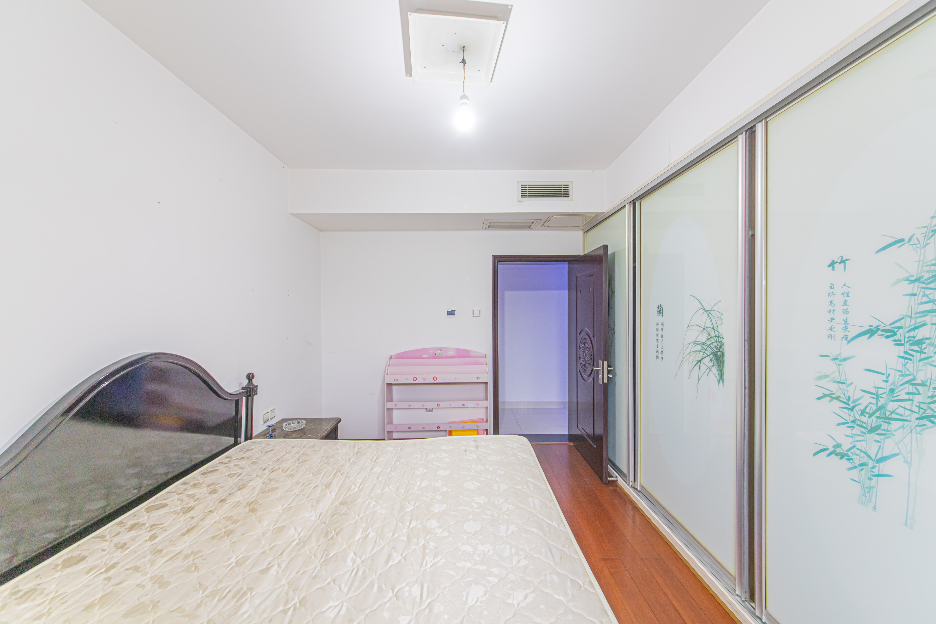 和合园(和桂园) 5室2厅1卫 323.0万 和合园(和桂园) 5室2厅1卫 323.0万卧室