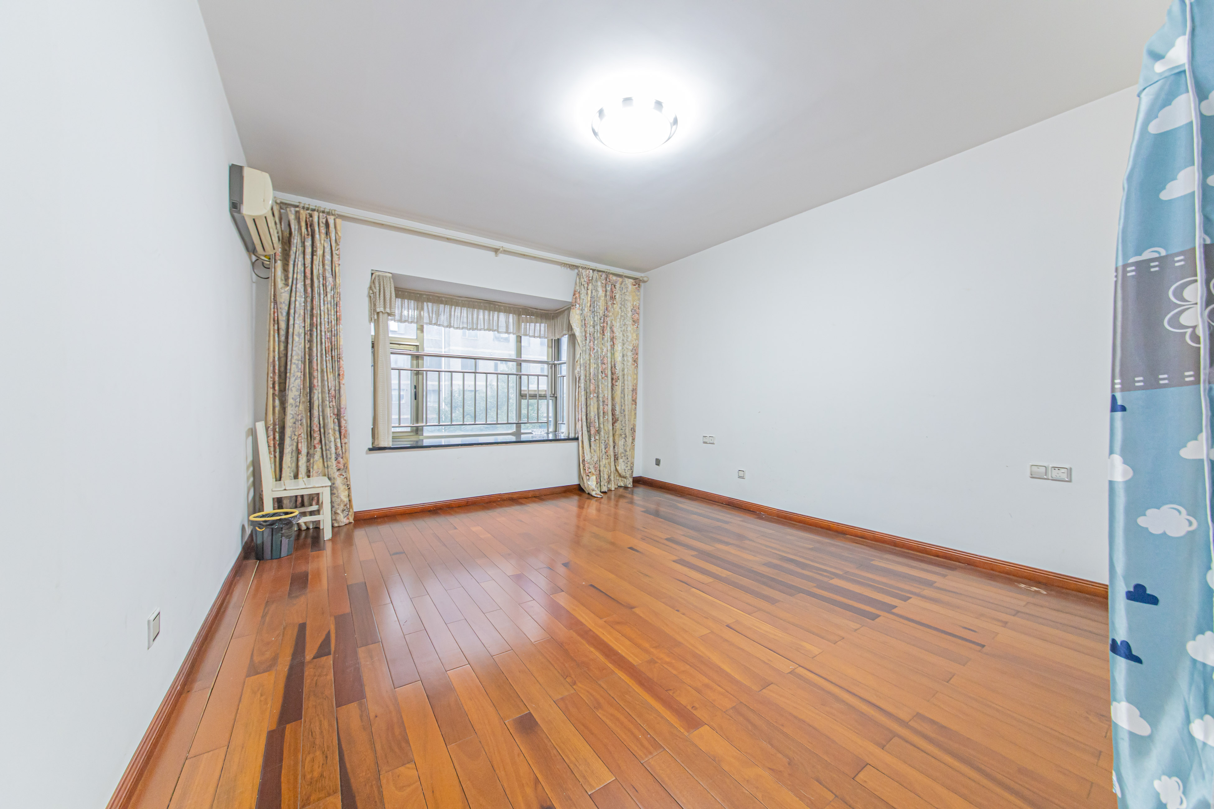 和合园(和桂园) 5室2厅1卫 323.0万 和合园(和桂园) 5室2厅1卫 323.0万卧室