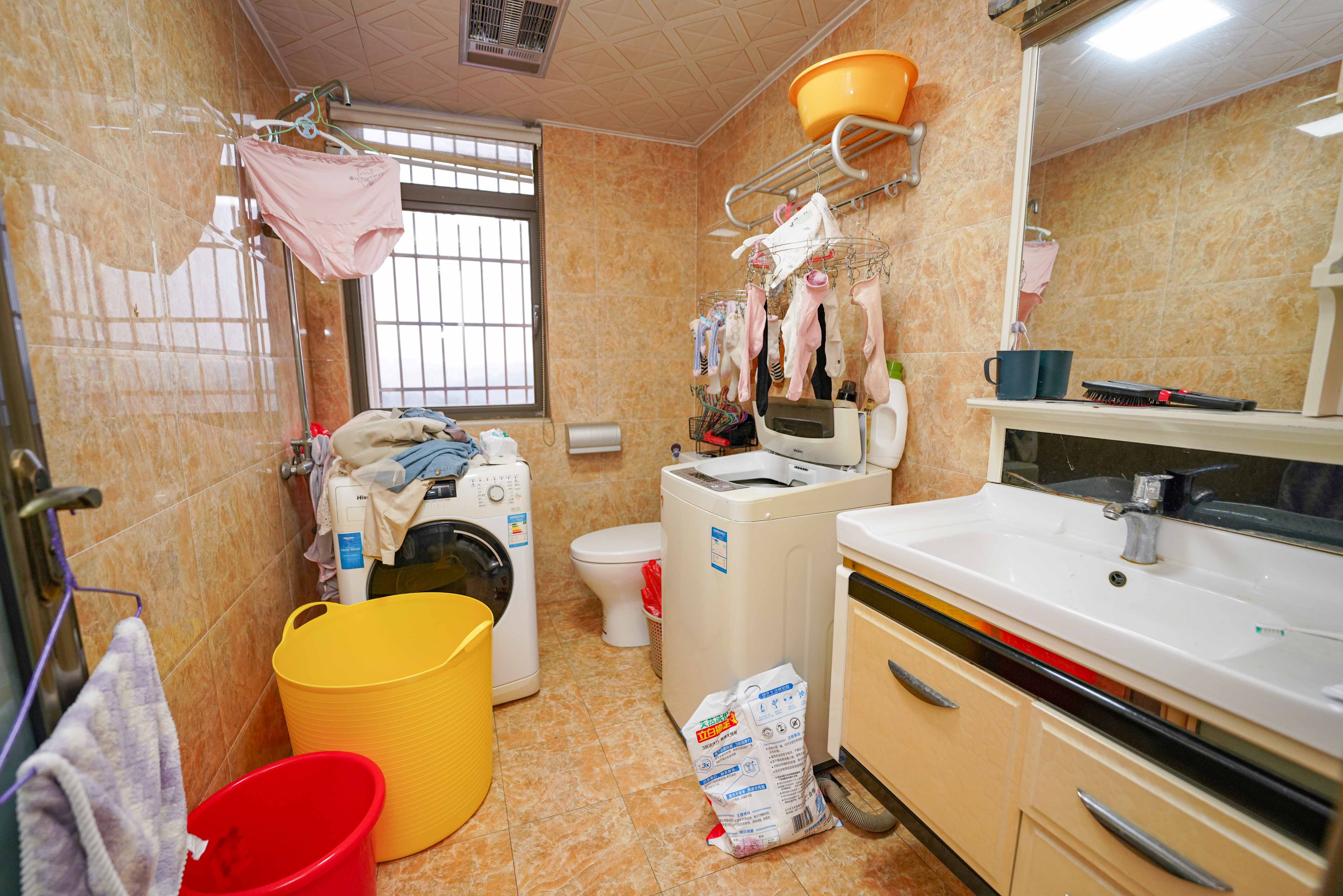 幸福庄园  4室2厅2卫   100.00万卫生间