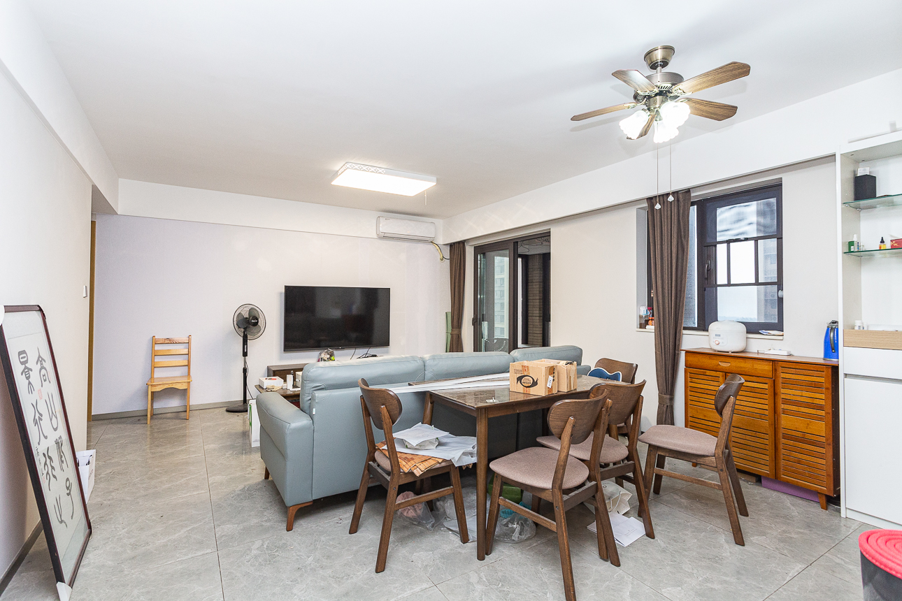 时代倾城四期 3室2厅2卫 78.0万 时代倾城四期 3室2厅2卫 78.0万客厅