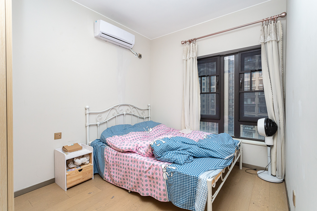 时代倾城四期 3室2厅2卫 78.0万 时代倾城四期 3室2厅2卫 78.0万卧室