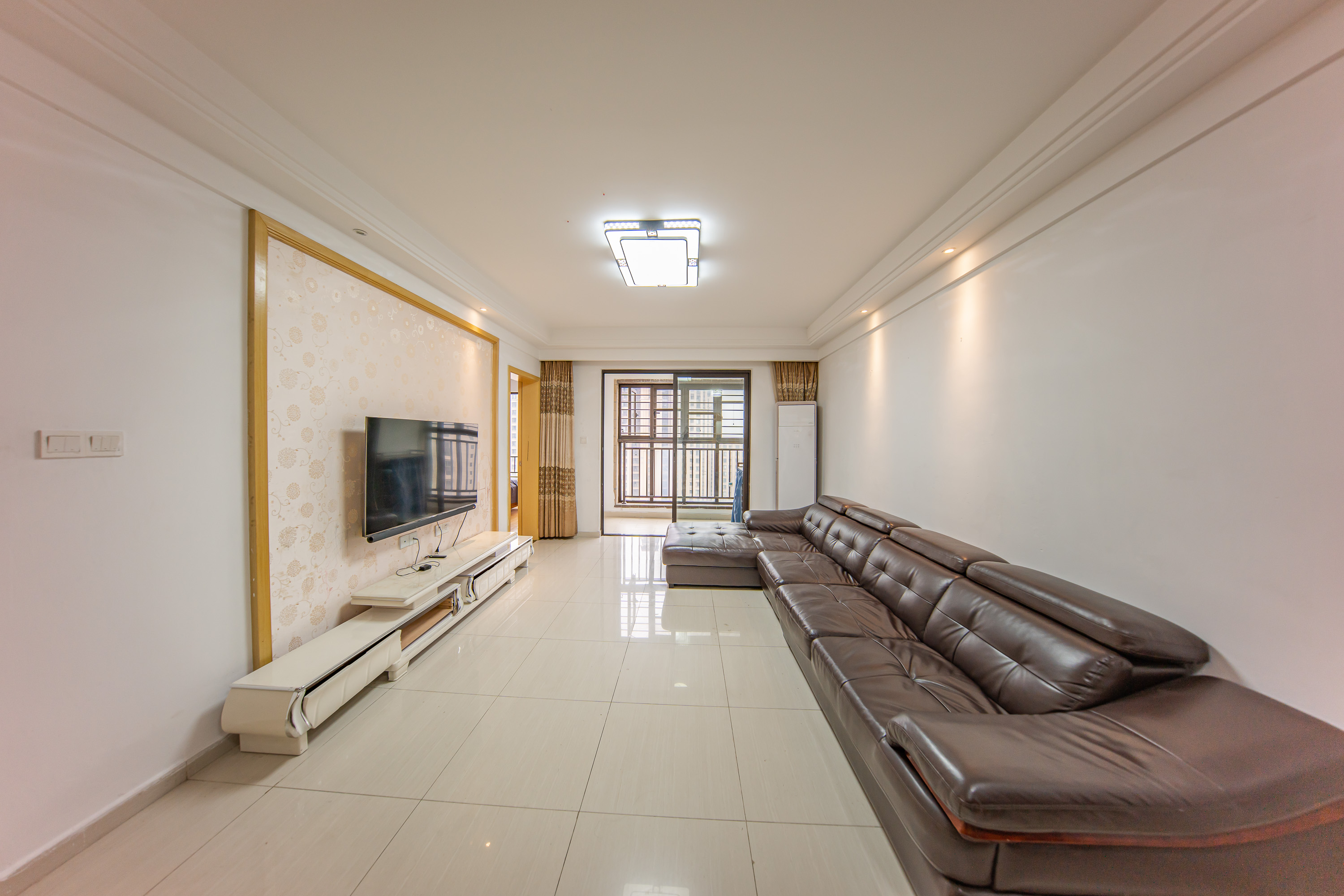 中海国际四期  3室2厅1卫    83.99万客厅