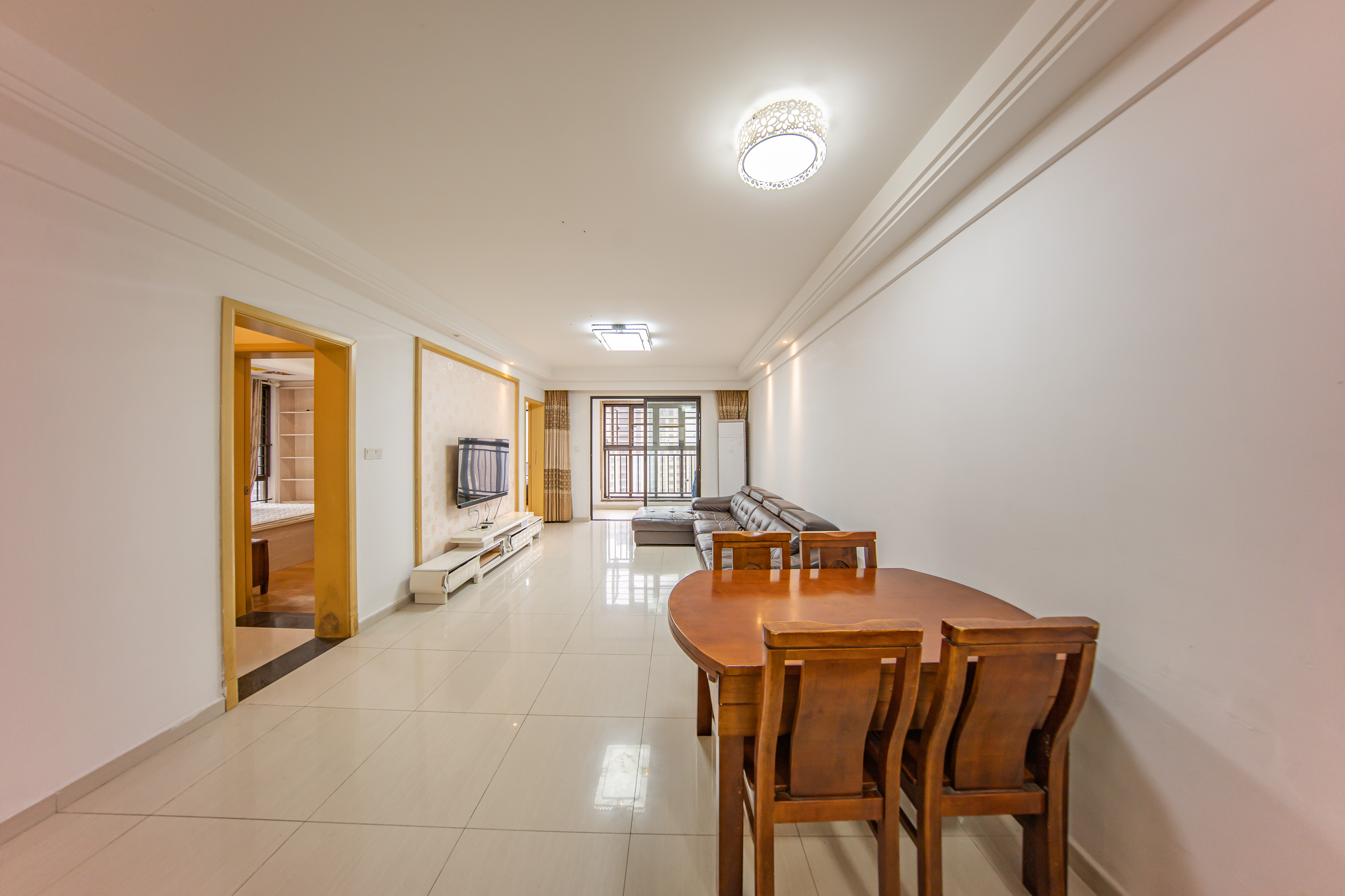 中海国际四期  3室2厅1卫    83.99万客厅