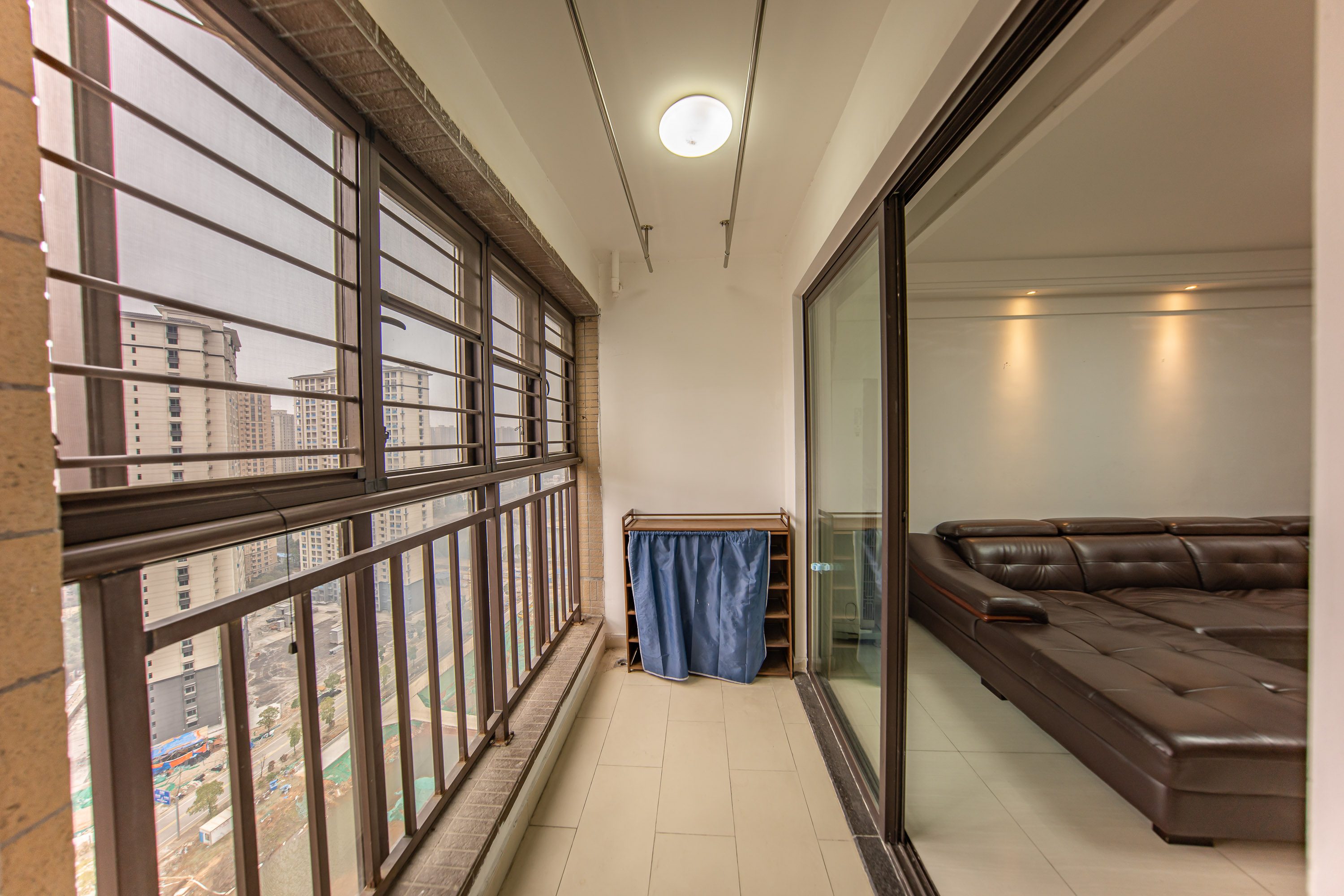 中海国际四期  3室2厅1卫    83.99万阳台