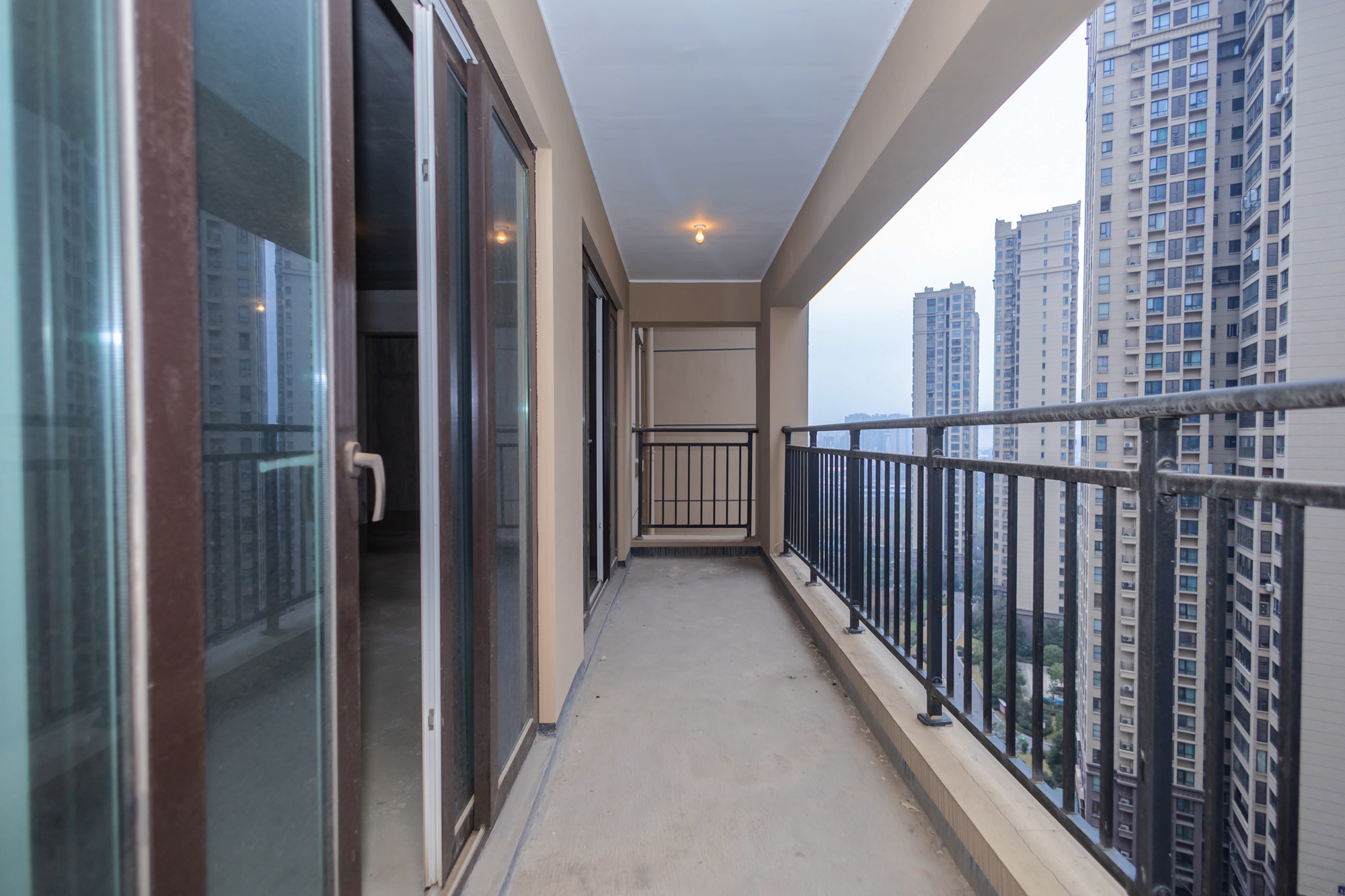 金科时代中心 4室2厅2卫 107.0万 金科时代中心 4室2厅2卫 107.0万阳台