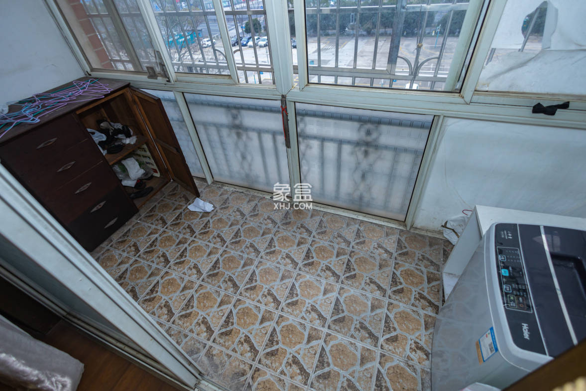 湘绣城 3室2厅2卫 40.8万 湘绣城 3室2厅2卫 40.8万阳台