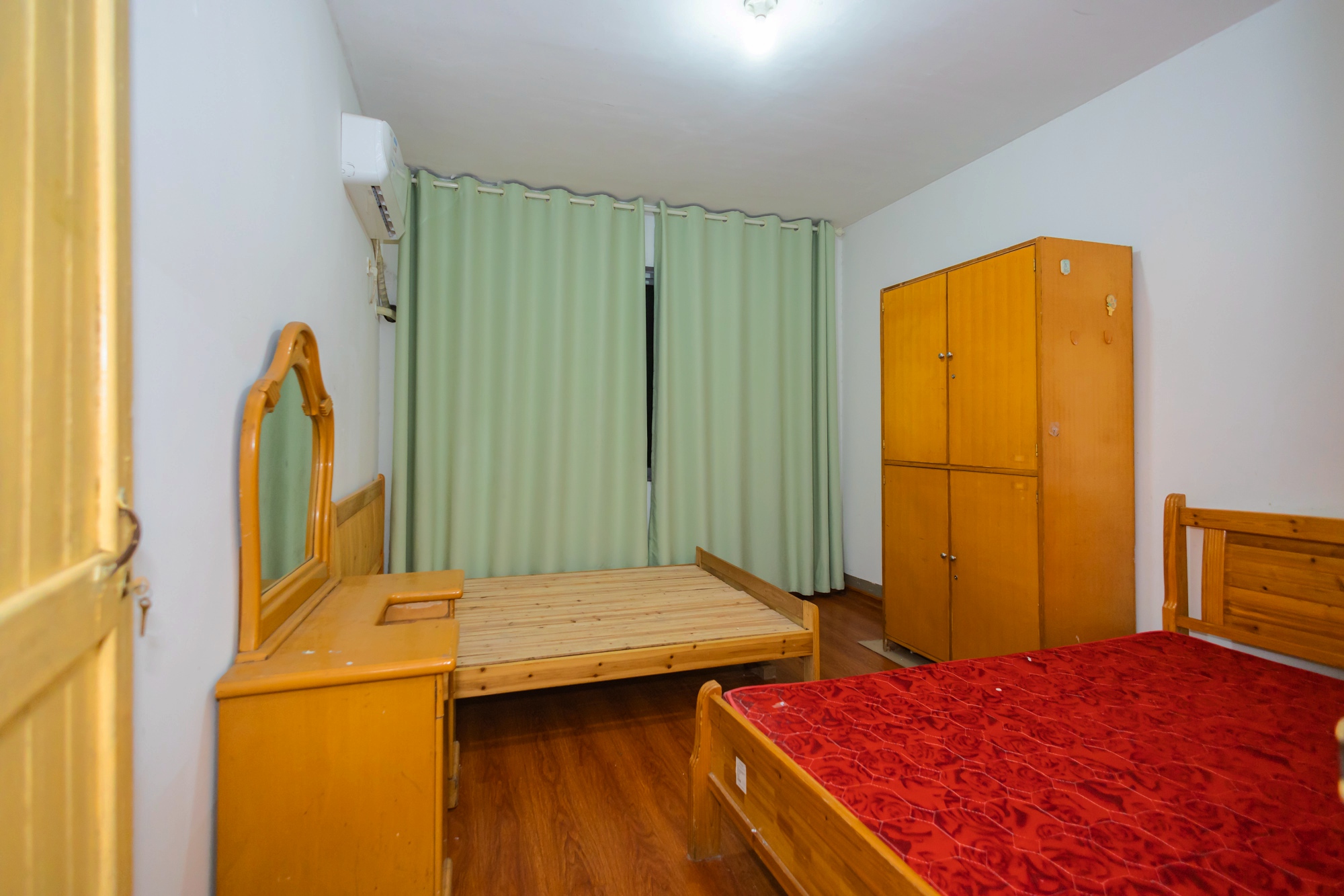 中南汽车世界  2室2厅1卫    30.8万 中南汽车世界  2室2厅1卫    30.8万卧室