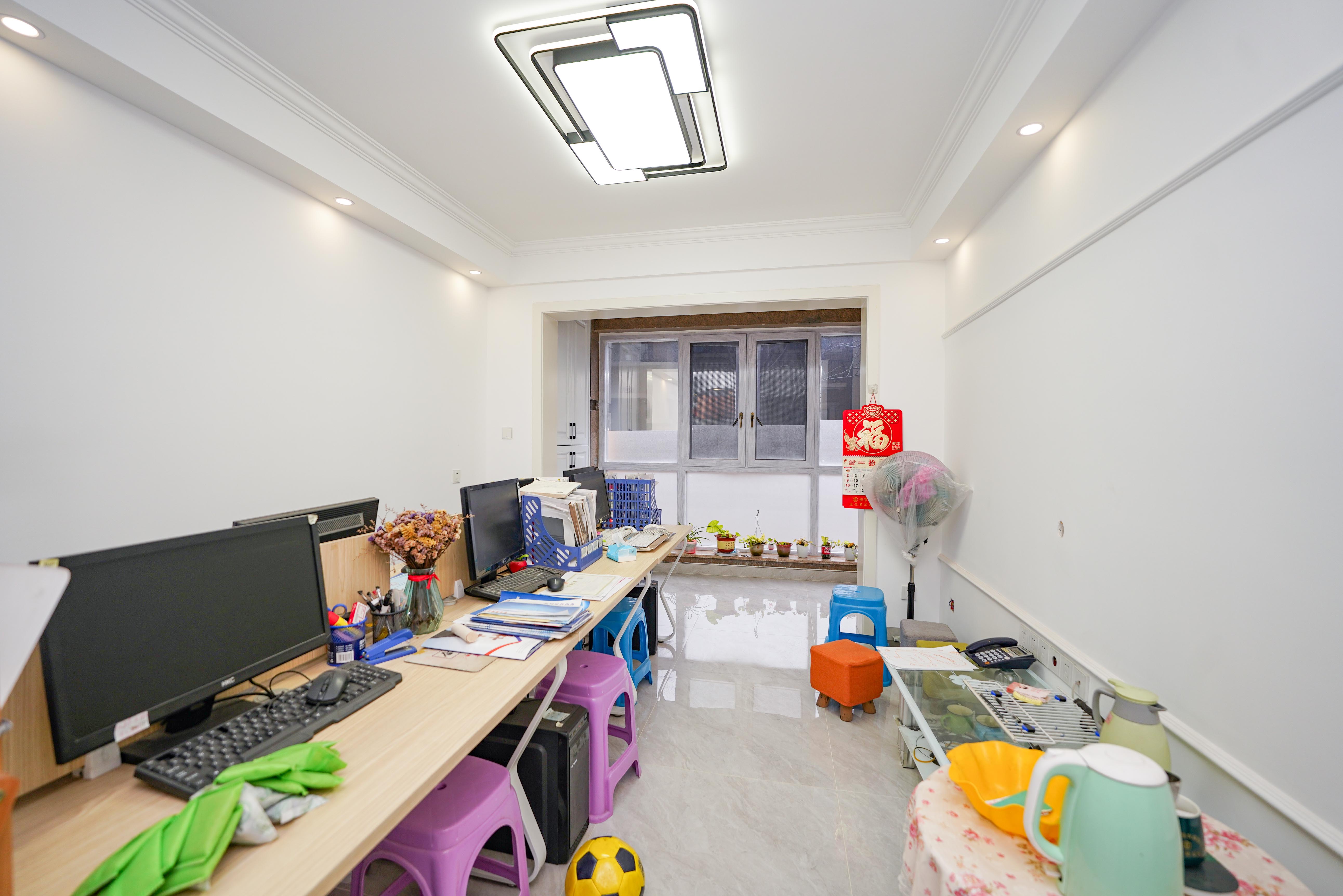 碧桂园公园壹号(凯怡茗苑)  3室2厅1卫    56.0万 碧桂园公园壹号(凯怡茗苑)  3室2厅1卫    56.0万客厅