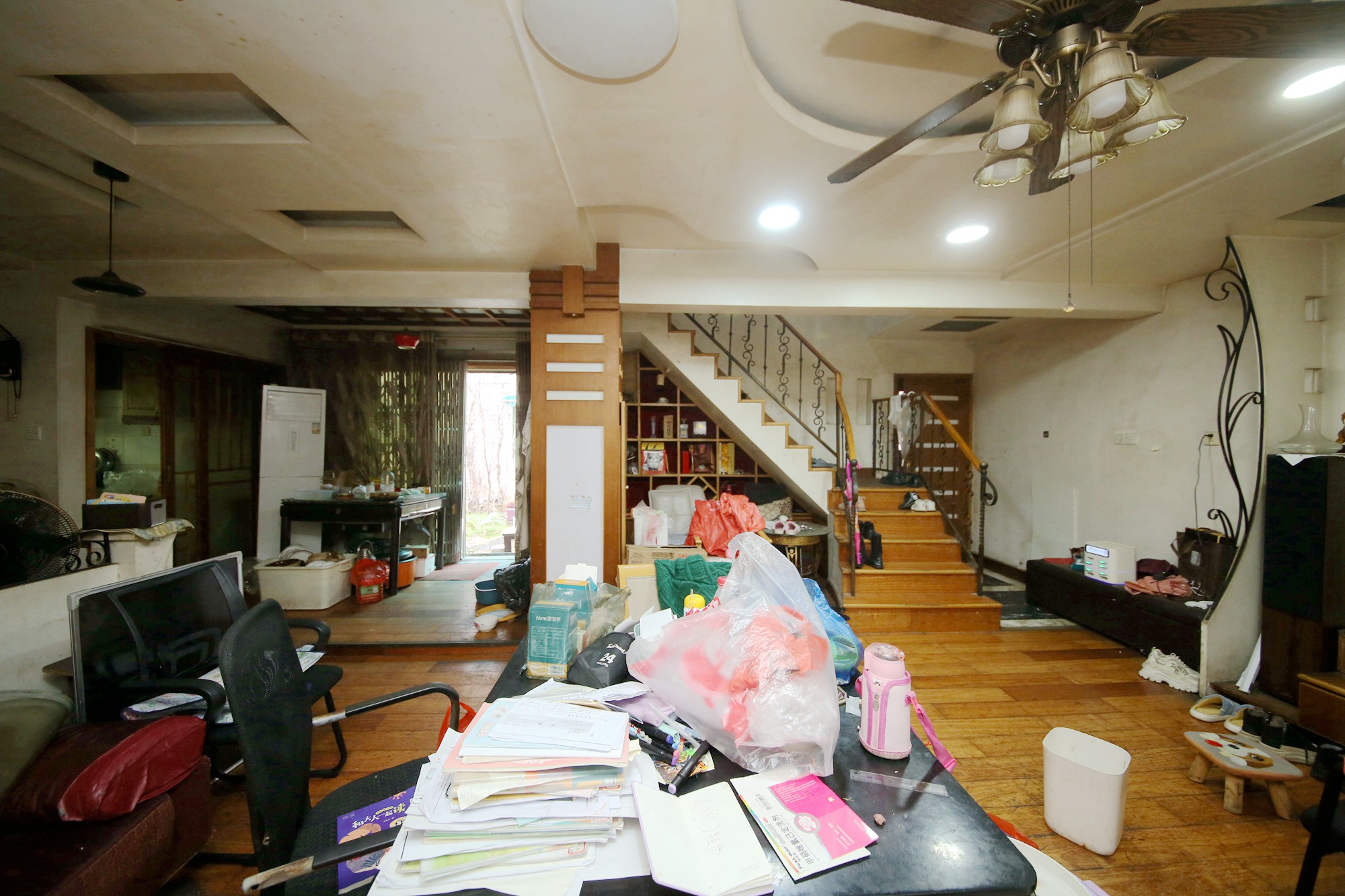 盾华实业（盾华商住楼）  3室2厅2卫   102.00万客厅