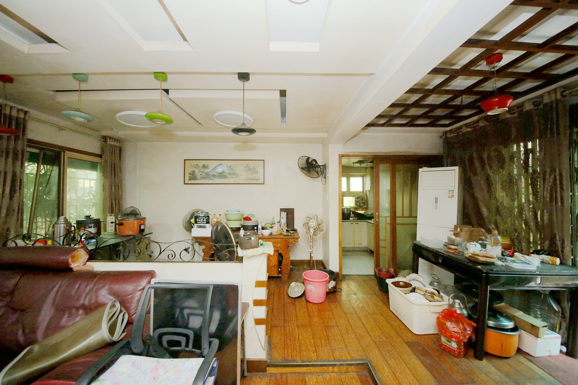 盾华实业（盾华商住楼）  3室2厅2卫   102.00万客厅