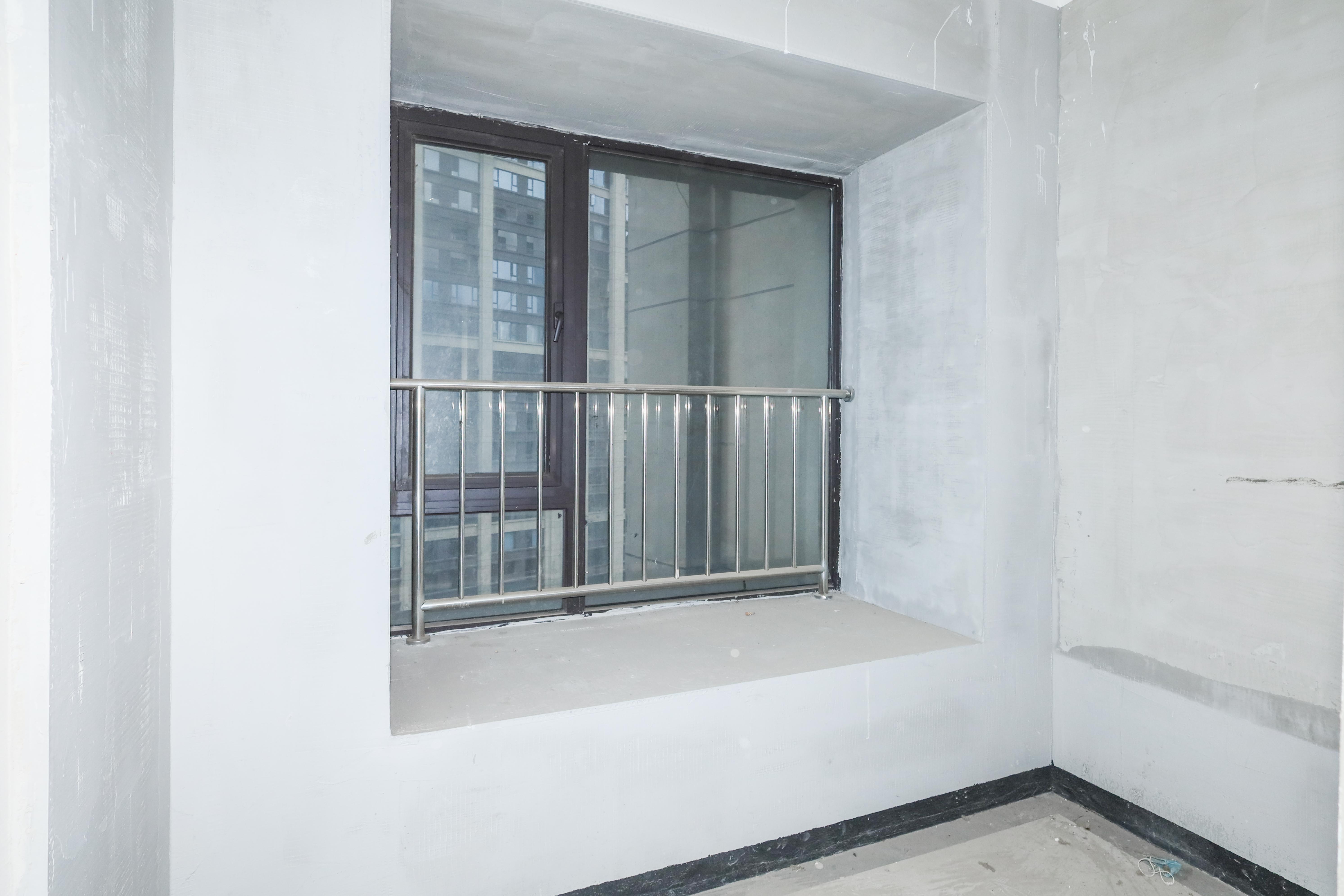 建发央著  4室2厅2卫   230.00万卧室