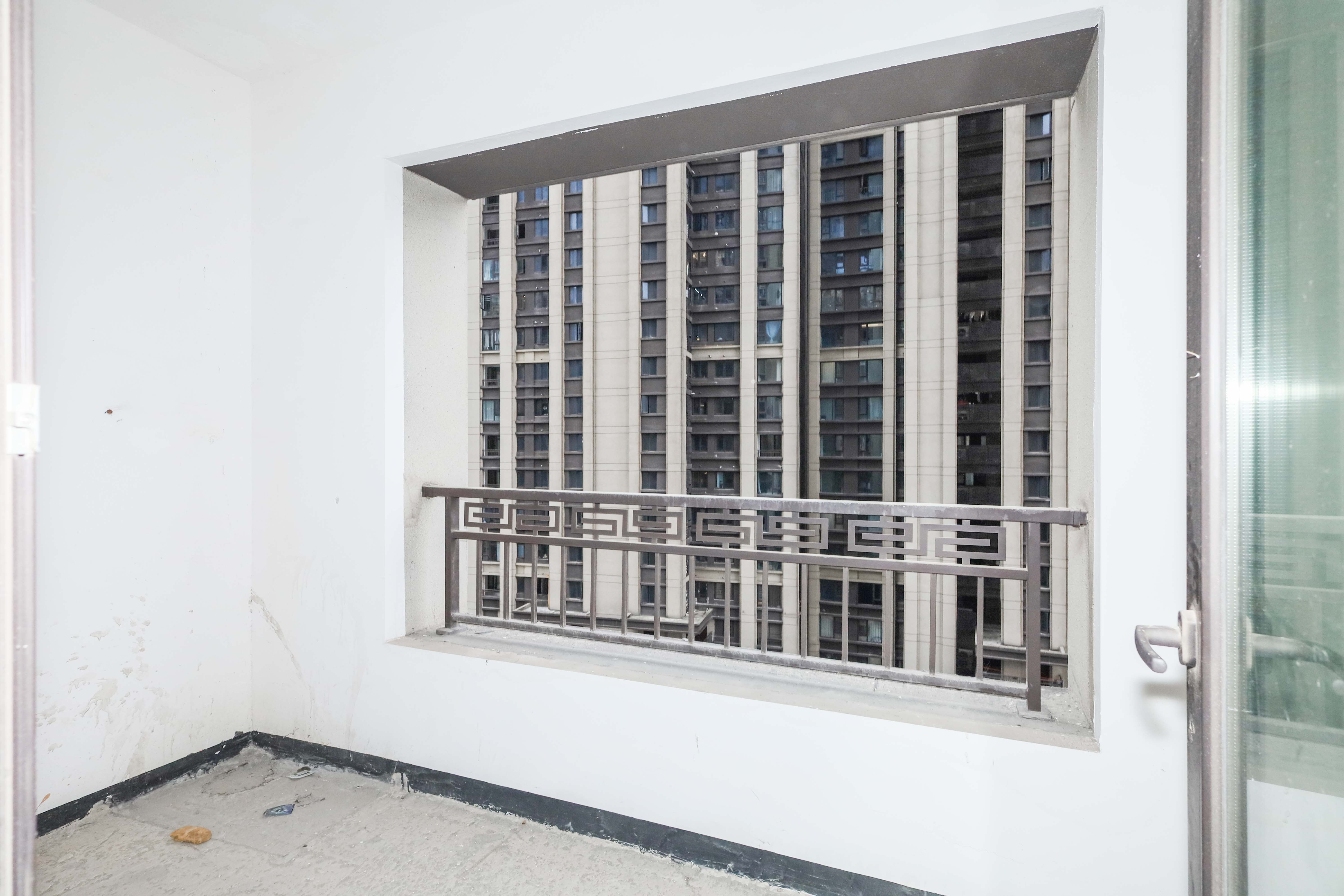 建发央著  4室2厅2卫   230.00万卧室