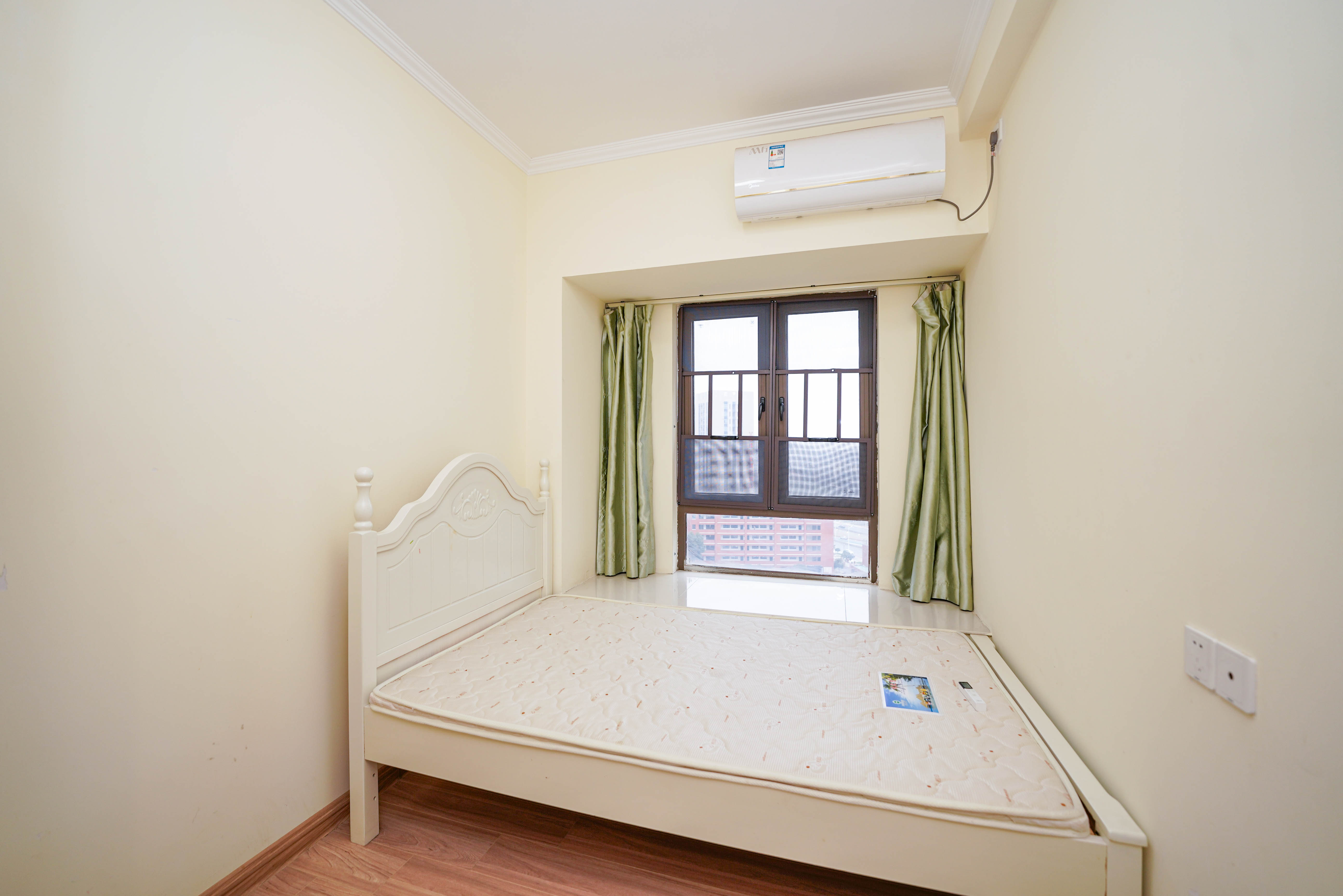 碧桂园公园壹号(凯怡茗苑) 3室2厅1卫 50.0万 碧桂园公园壹号(凯怡茗苑) 3室2厅1卫 50.0万卧室