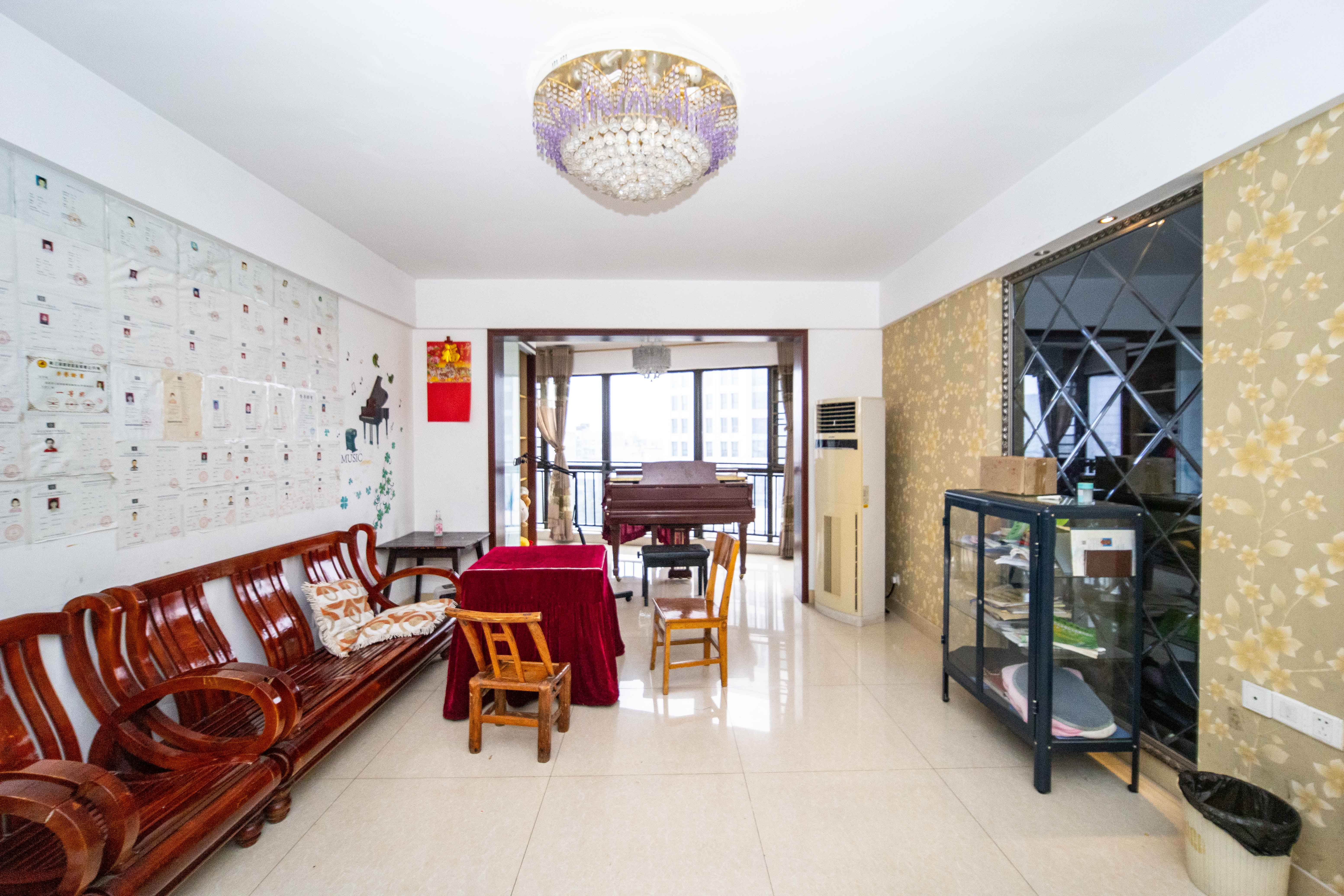 上东辛顿公寓  4室2厅1卫    79.8万 上东辛顿公寓  4室2厅1卫    79.8万客厅