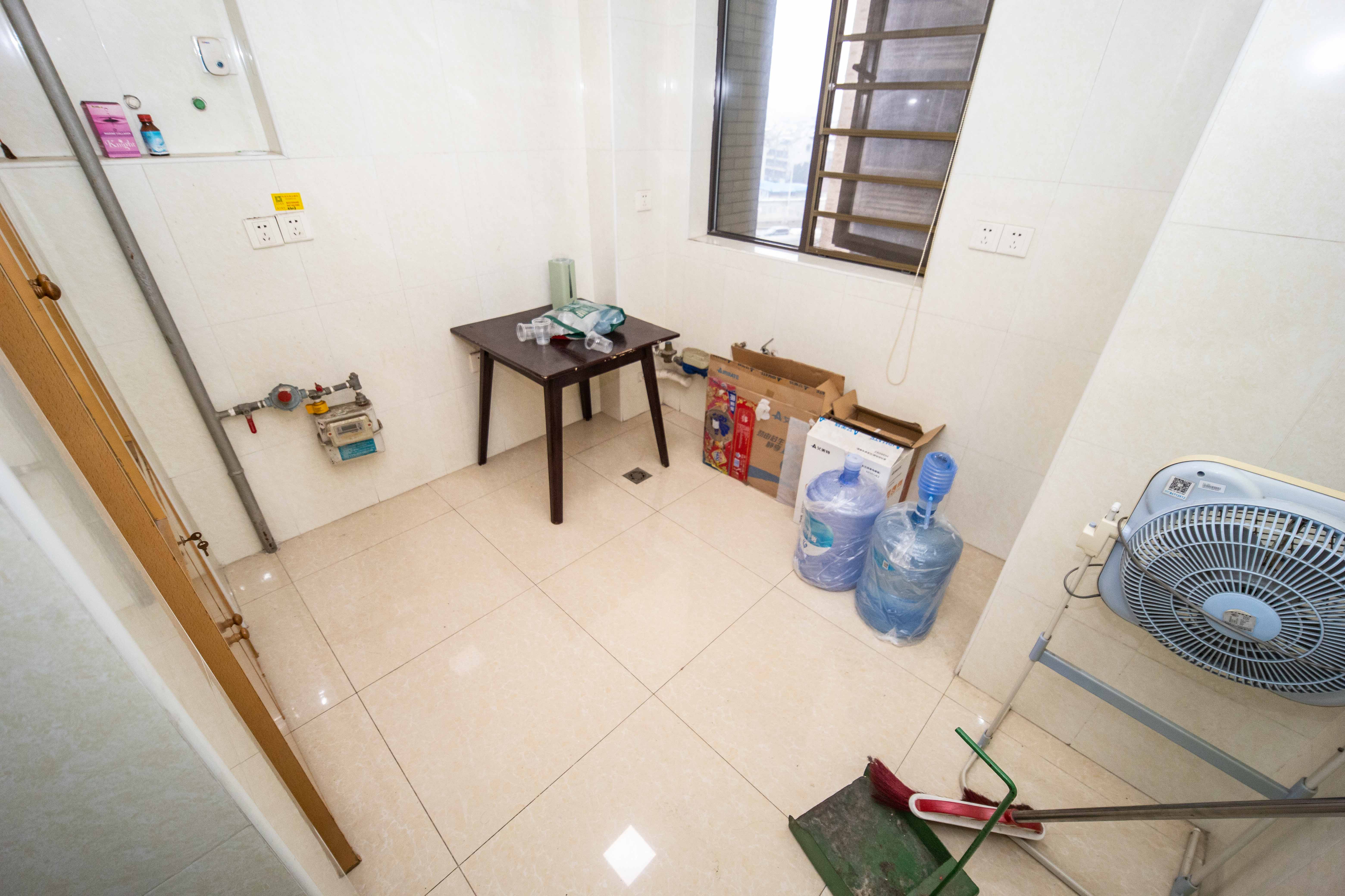 上东辛顿公寓  4室2厅1卫    79.8万 上东辛顿公寓  4室2厅1卫    79.8万厨房