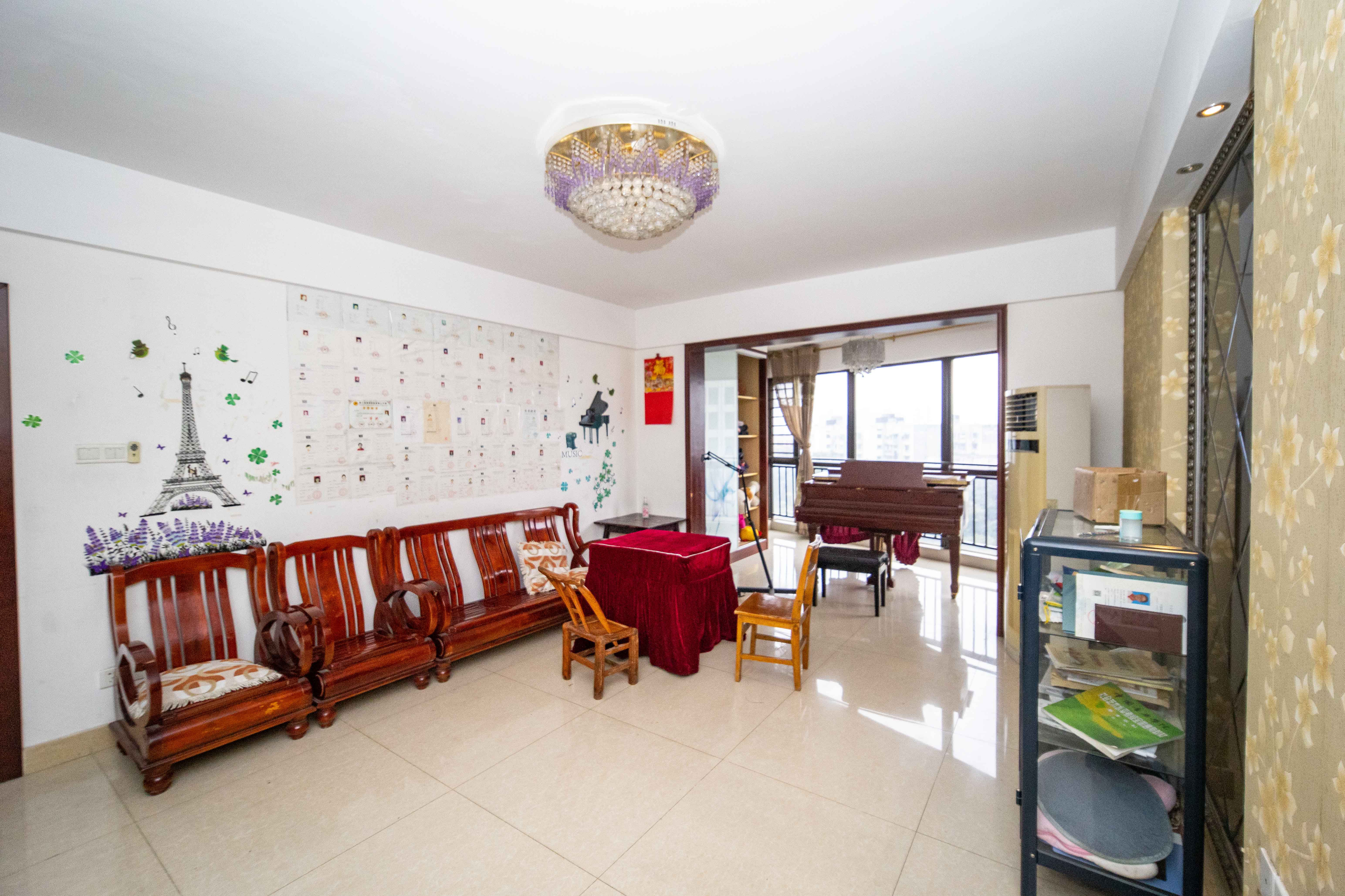 上东辛顿公寓  4室2厅1卫    79.8万 上东辛顿公寓  4室2厅1卫    79.8万客厅