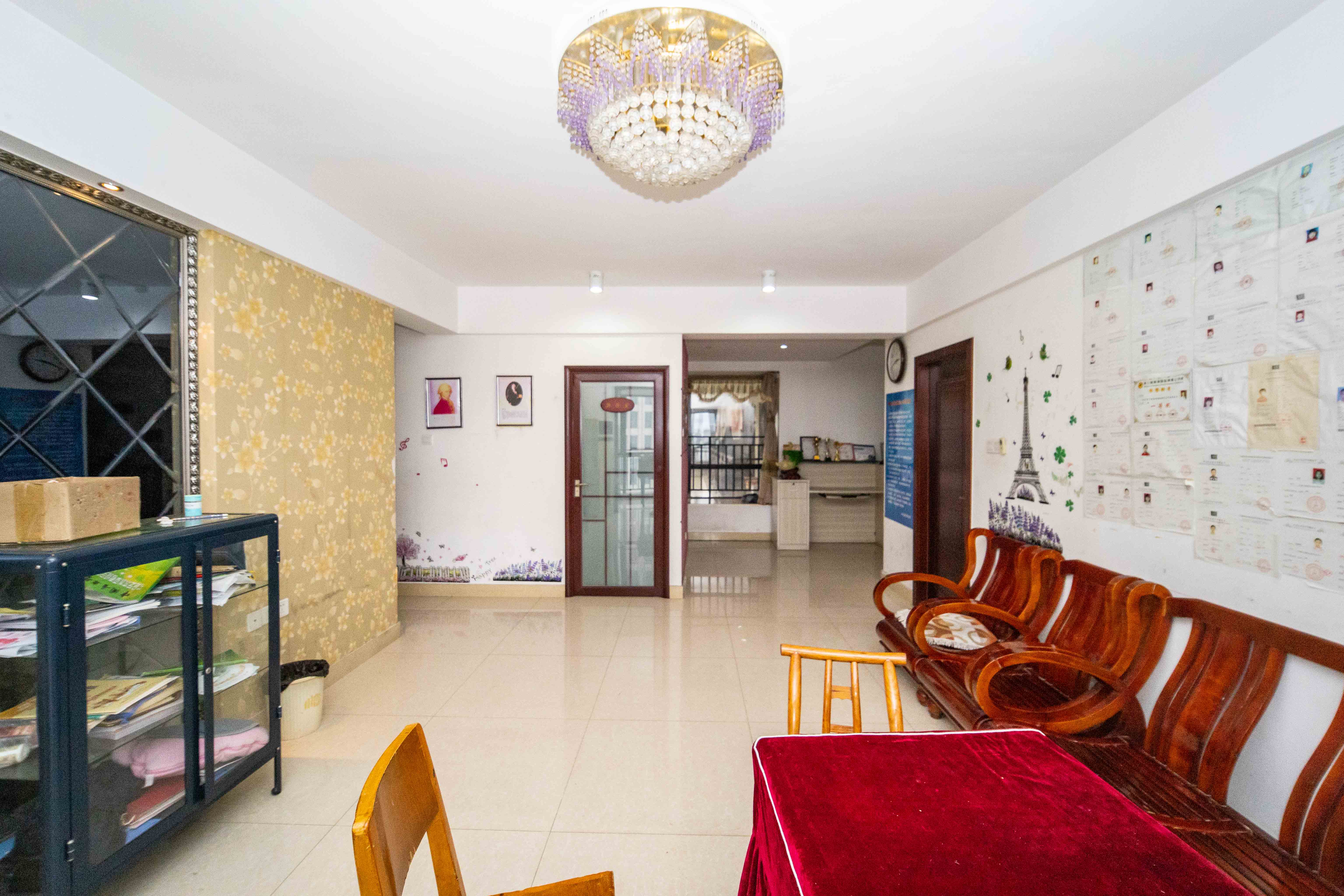 上东辛顿公寓  4室2厅1卫    79.8万 上东辛顿公寓  4室2厅1卫    79.8万客厅