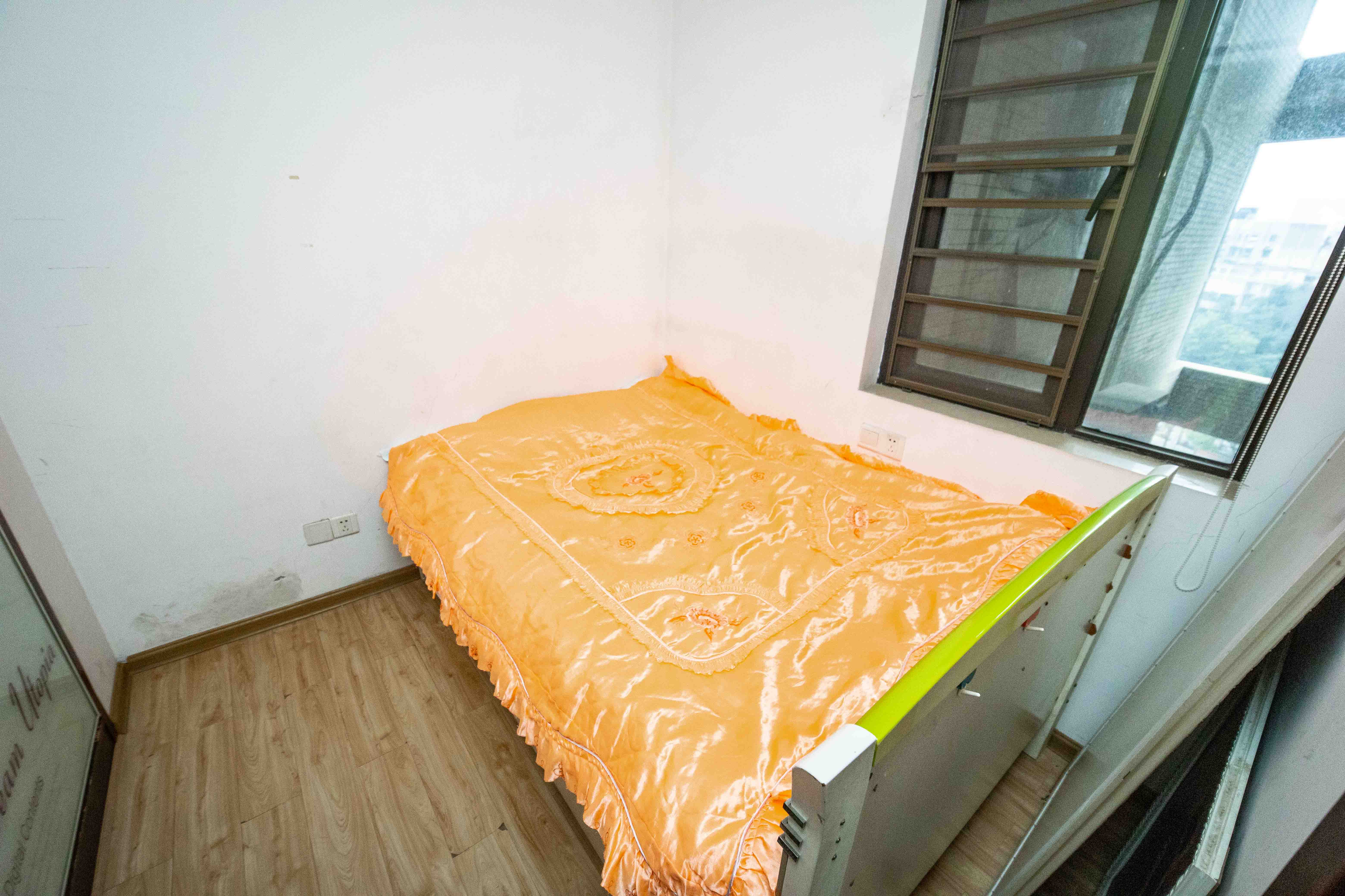 上东辛顿公寓  4室2厅1卫    79.8万 上东辛顿公寓  4室2厅1卫    79.8万卧室