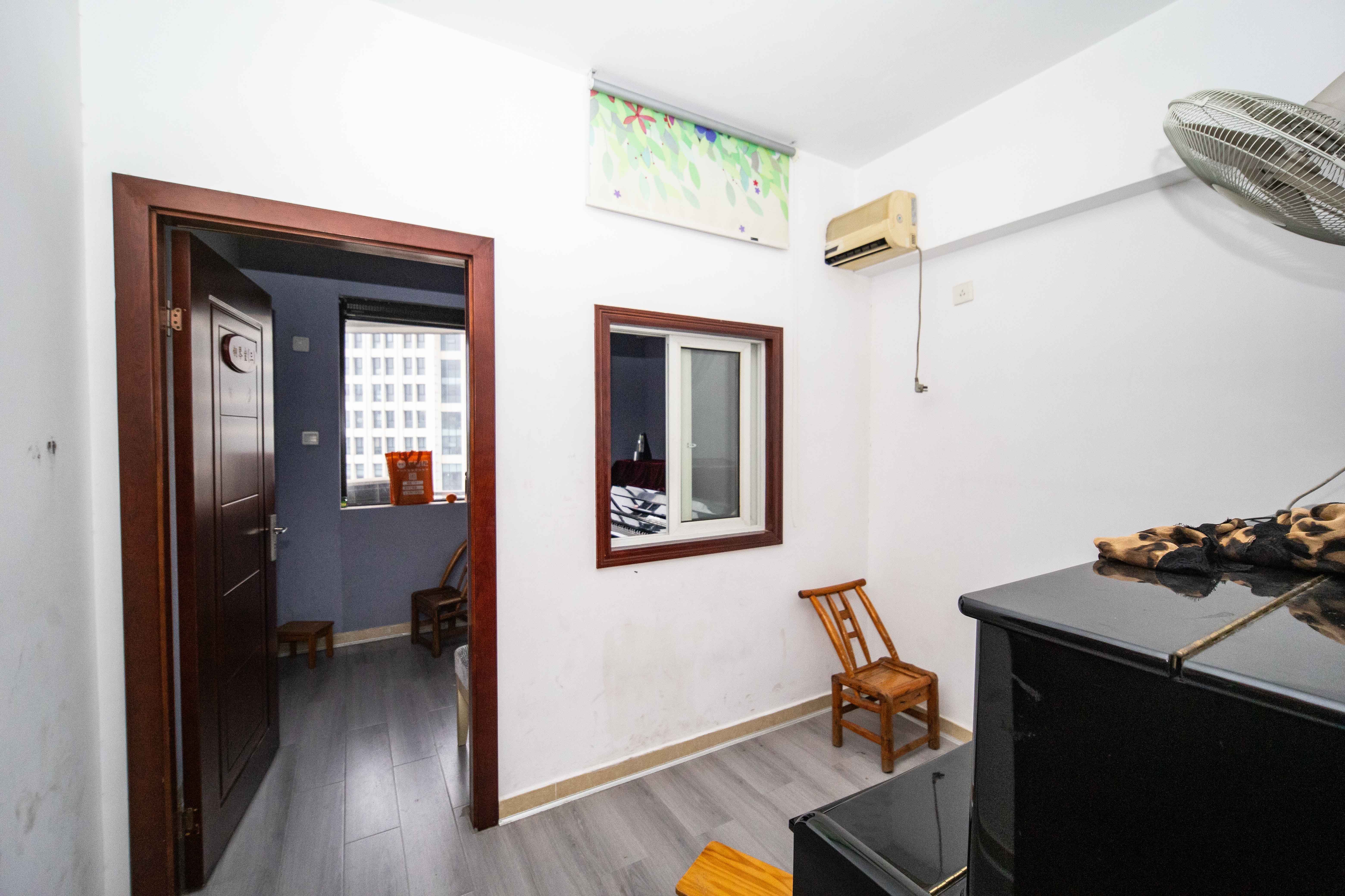 上东辛顿公寓  4室2厅1卫    79.8万 上东辛顿公寓  4室2厅1卫    79.8万卧室