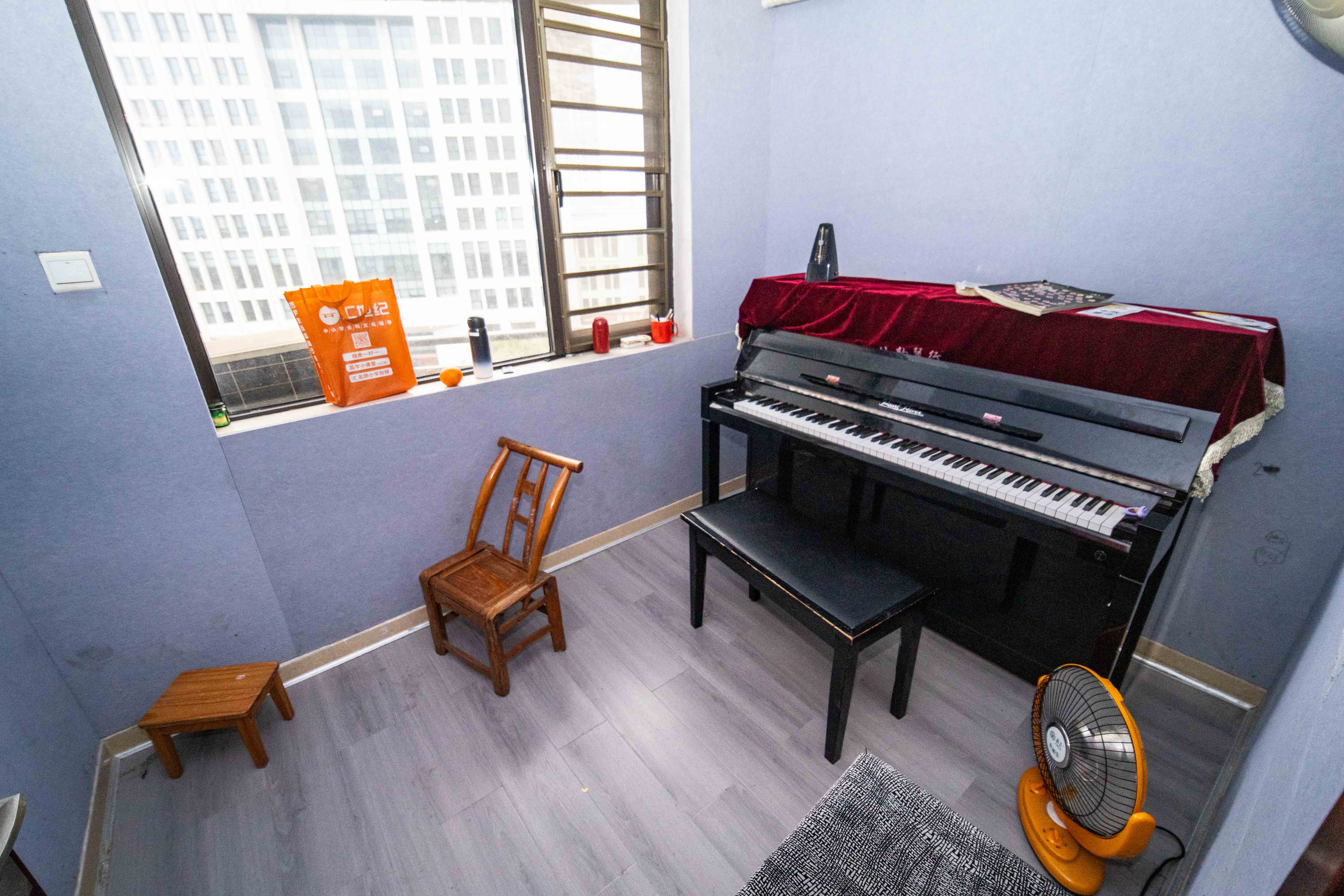 上东辛顿公寓  4室2厅1卫    79.8万 上东辛顿公寓  4室2厅1卫    79.8万卧室