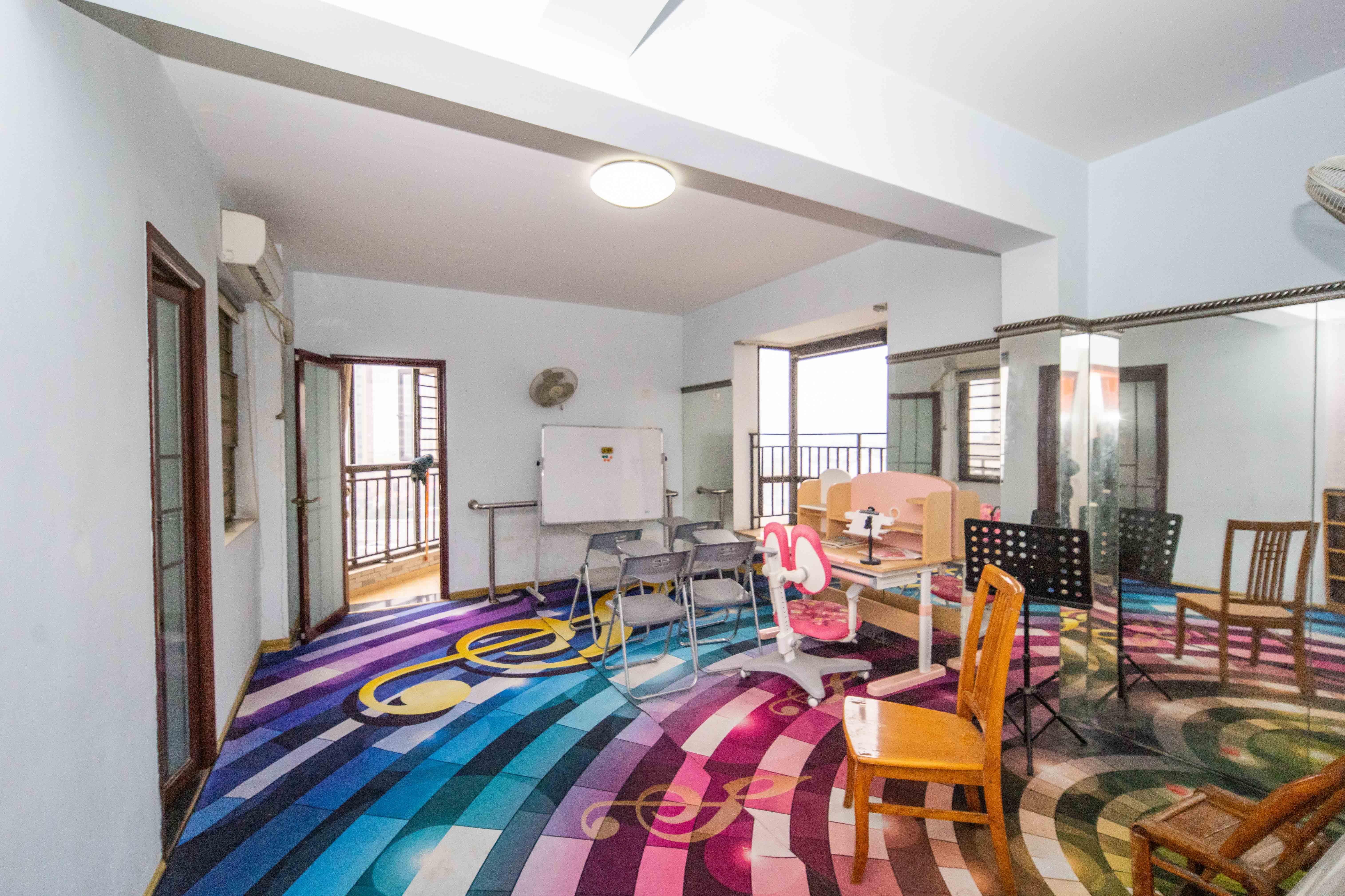 上东辛顿公寓  4室2厅1卫    79.8万 上东辛顿公寓  4室2厅1卫    79.8万卧室