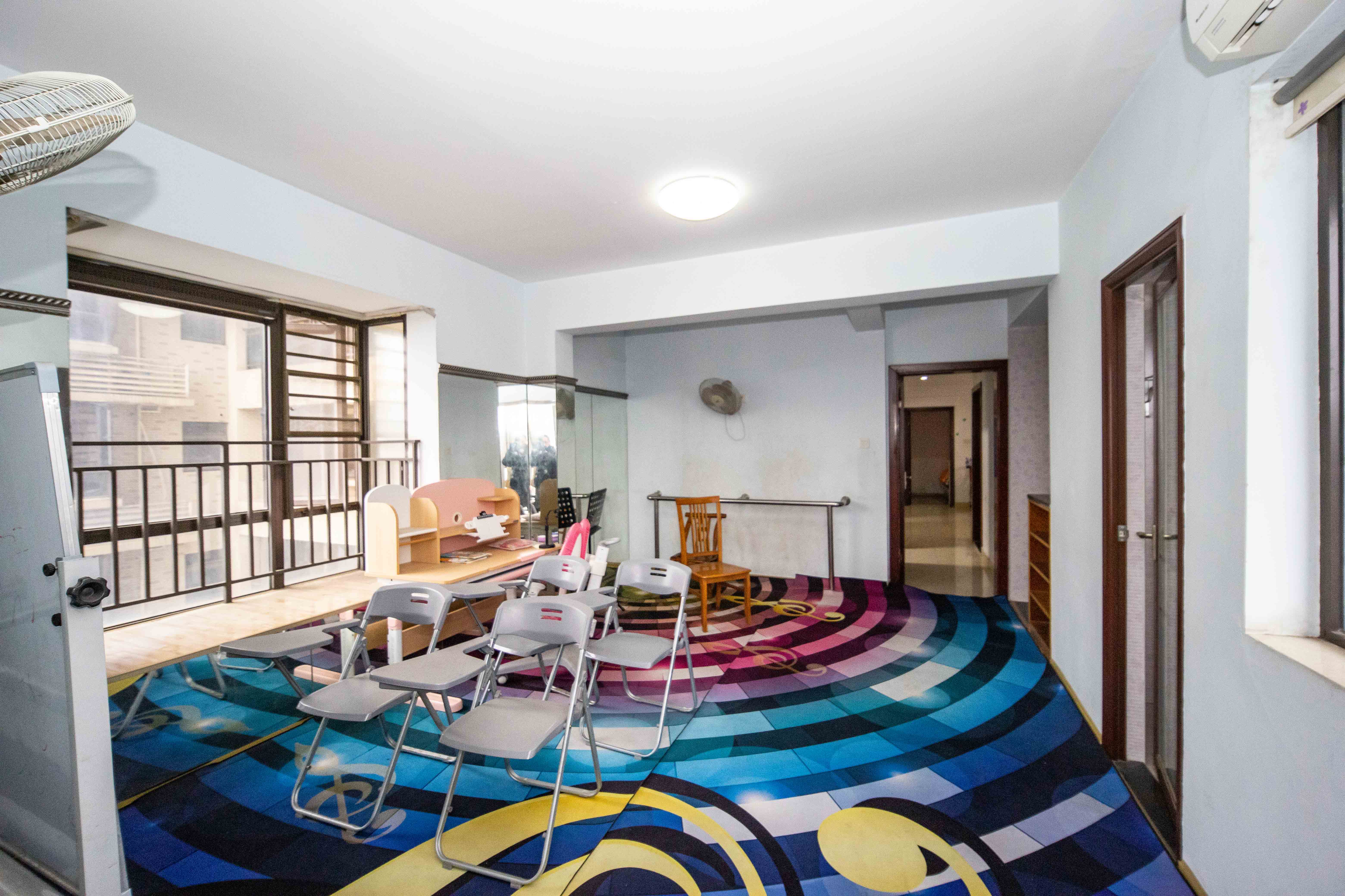 上东辛顿公寓  4室2厅1卫    79.8万 上东辛顿公寓  4室2厅1卫    79.8万卧室