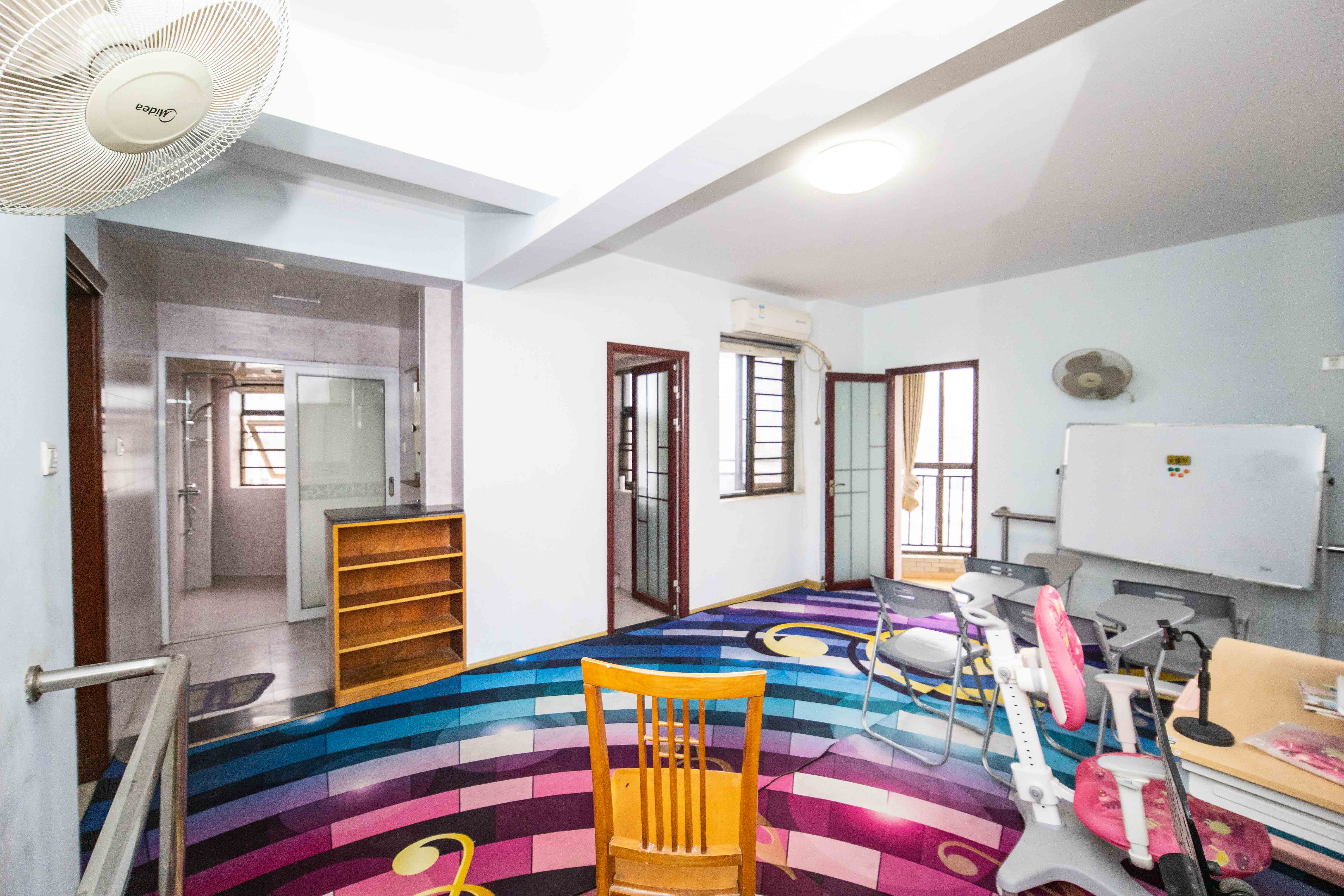 上东辛顿公寓  4室2厅1卫    79.8万 上东辛顿公寓  4室2厅1卫    79.8万卧室