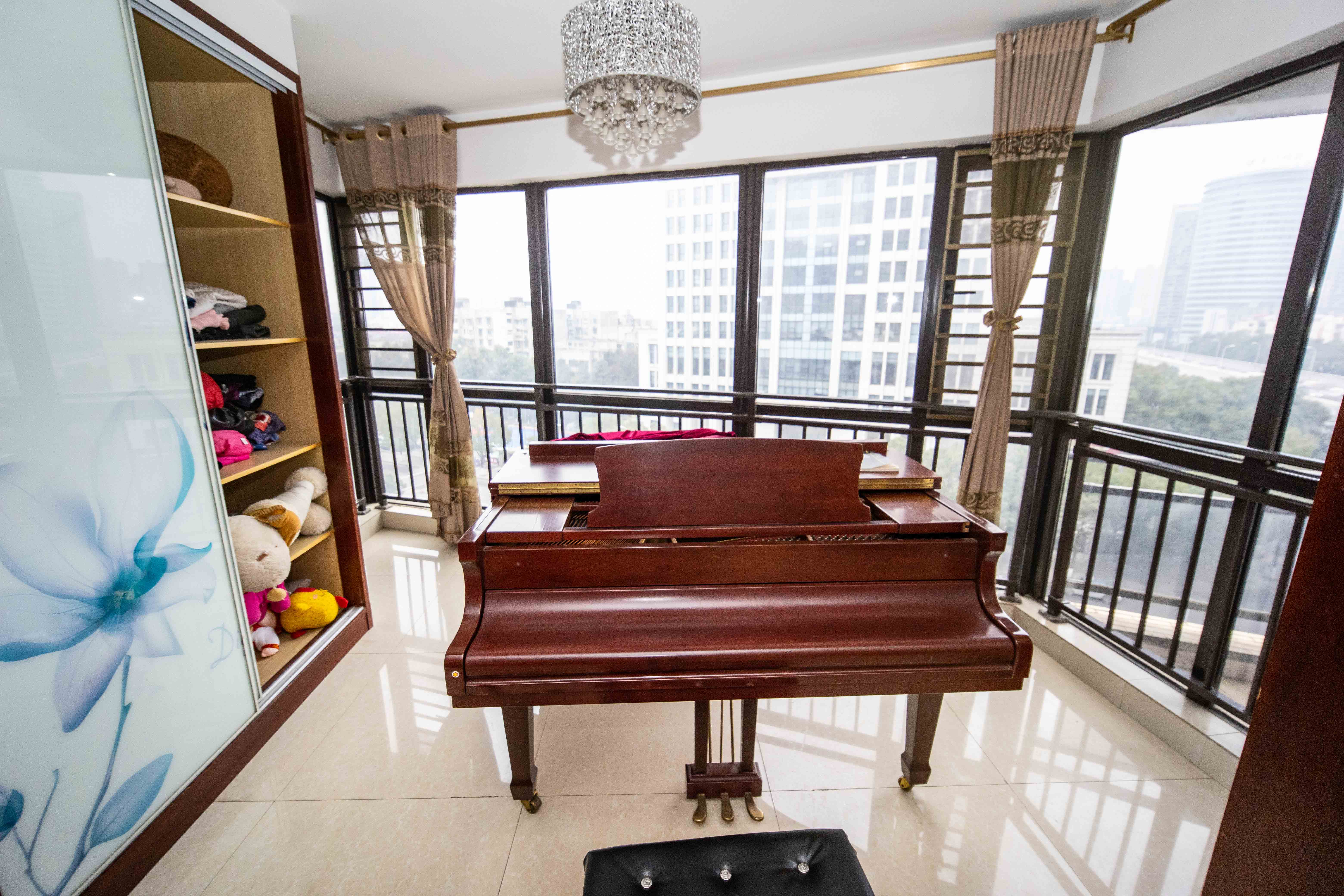 上东辛顿公寓  4室2厅1卫    79.8万 上东辛顿公寓  4室2厅1卫    79.8万阳台