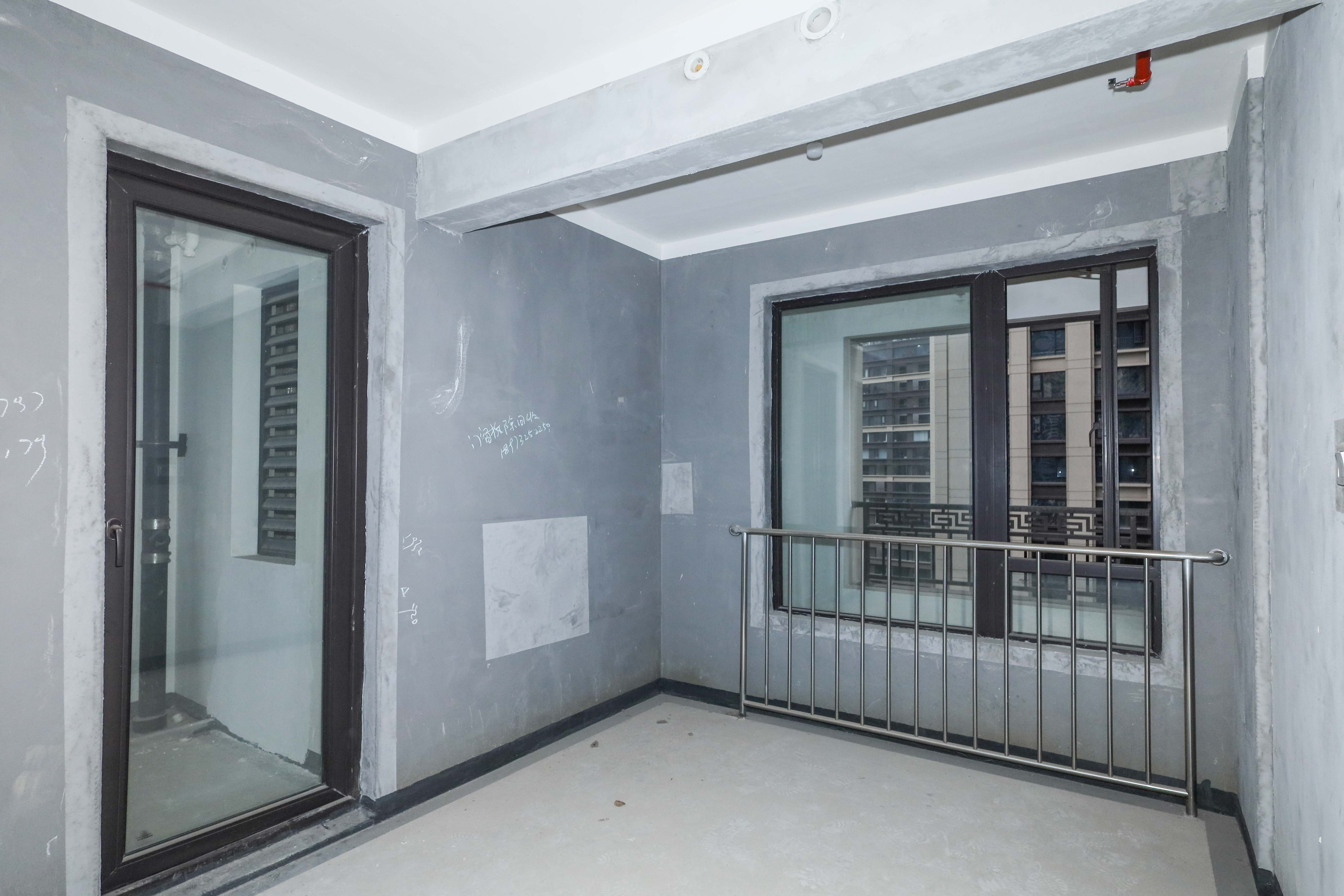建发央著  4室2厅2卫   290.00万卧室