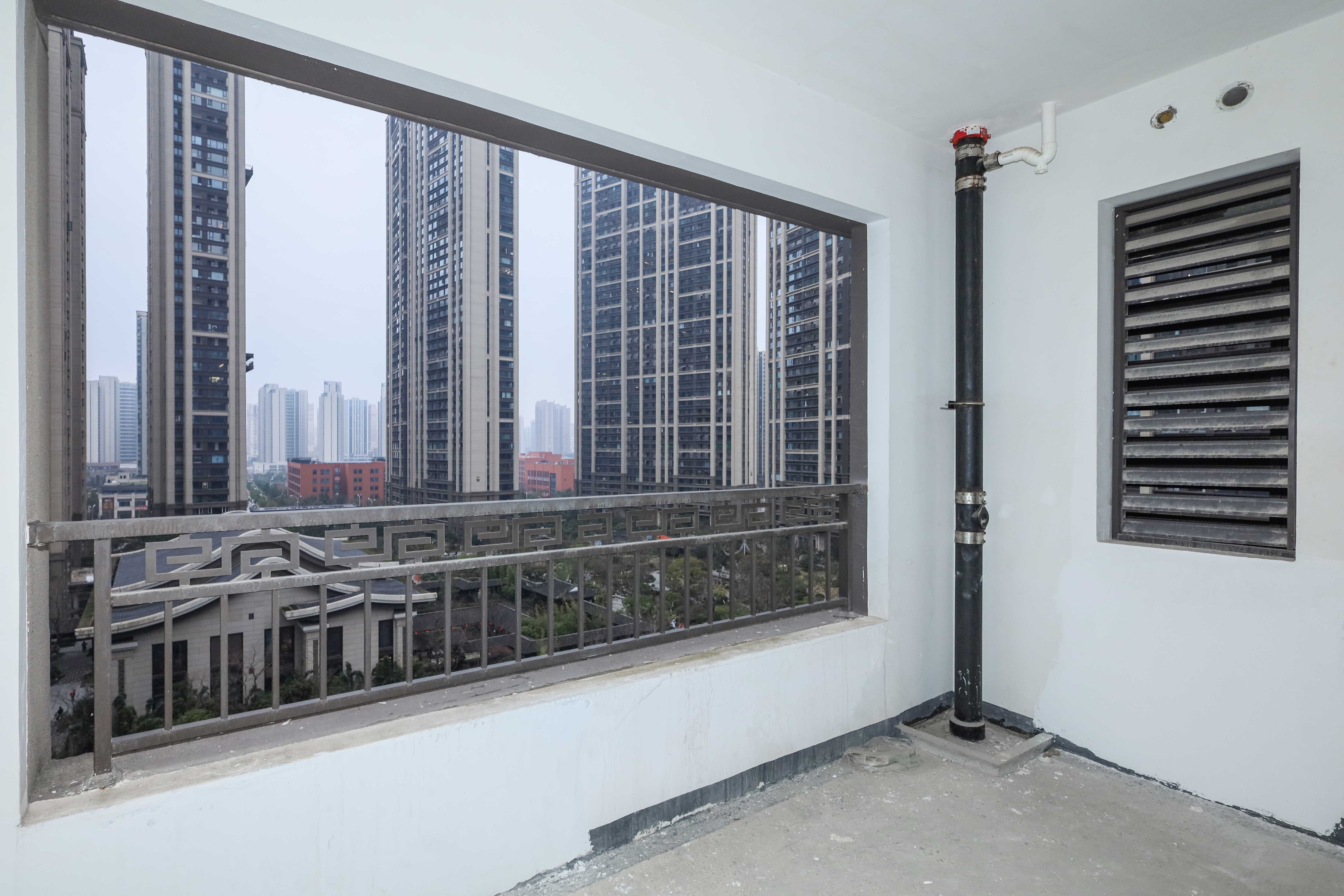 建发央著  4室2厅2卫   290.00万阳台