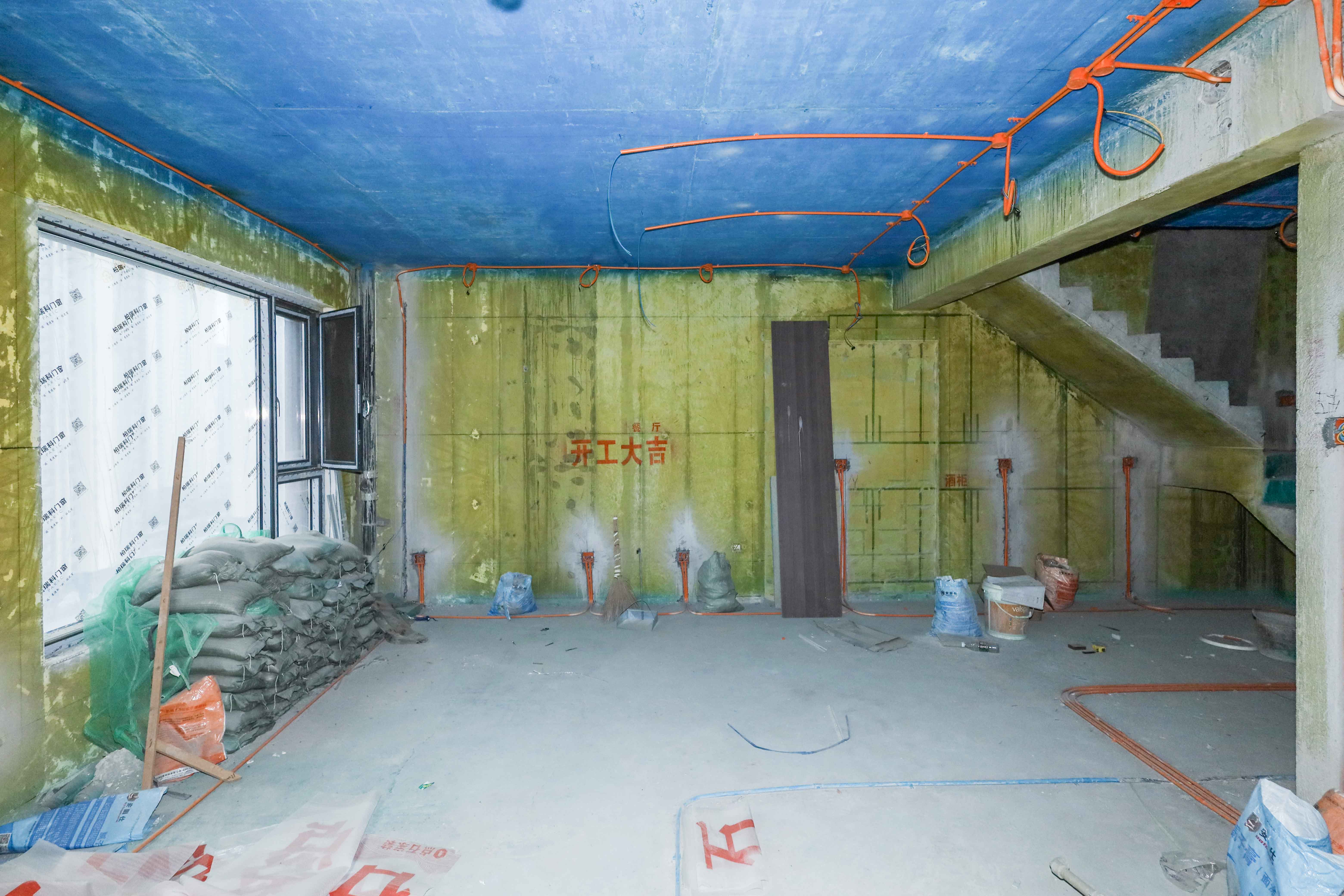 建发央著  4室2厅2卫   175.00万客厅