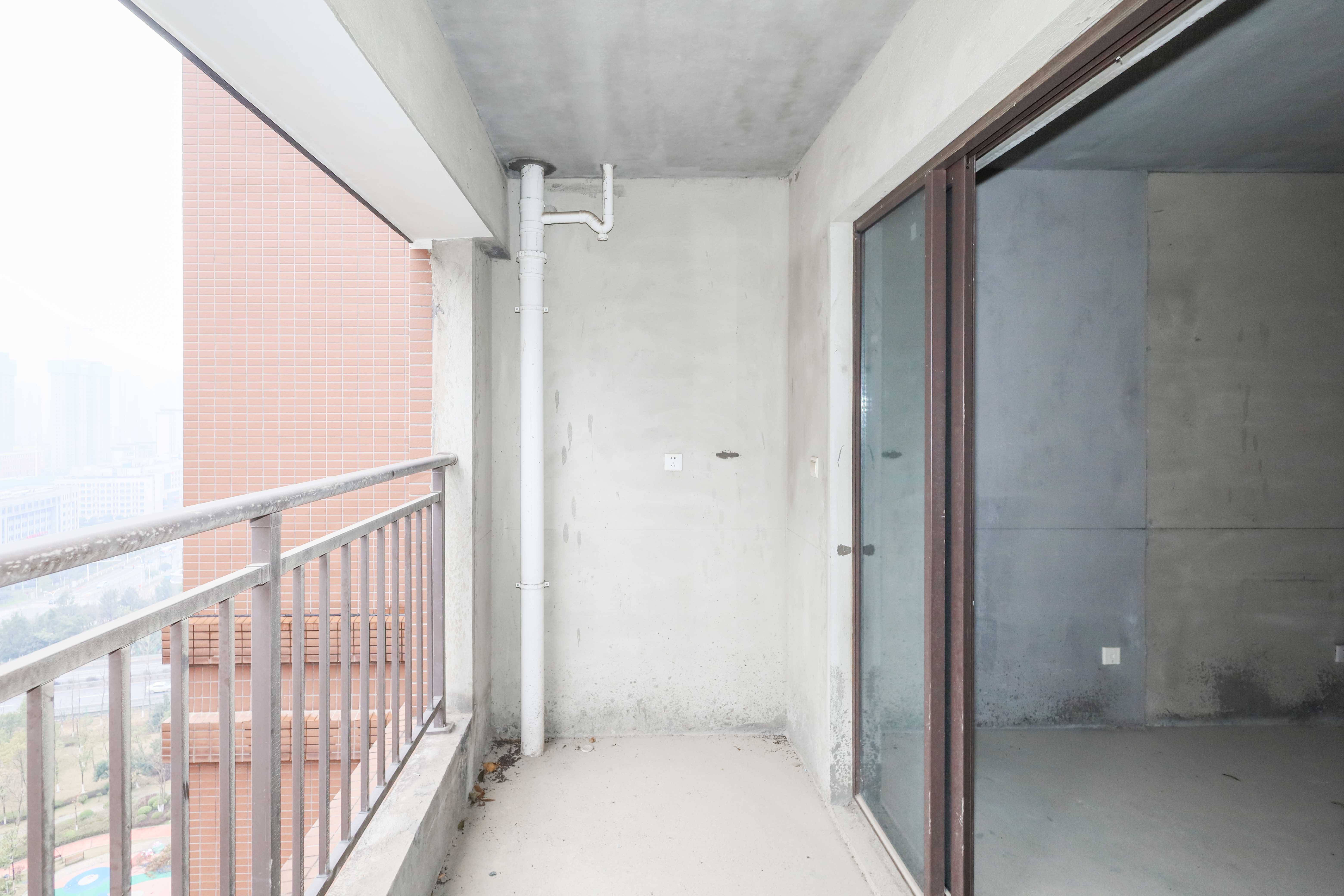 中冶中央公园  3室2厅2卫    95.8万 中冶中央公园  3室2厅2卫    95.8万阳台