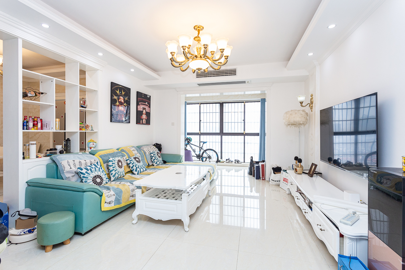 长高圆梦佳苑  3室2厅2卫    130.0万客厅